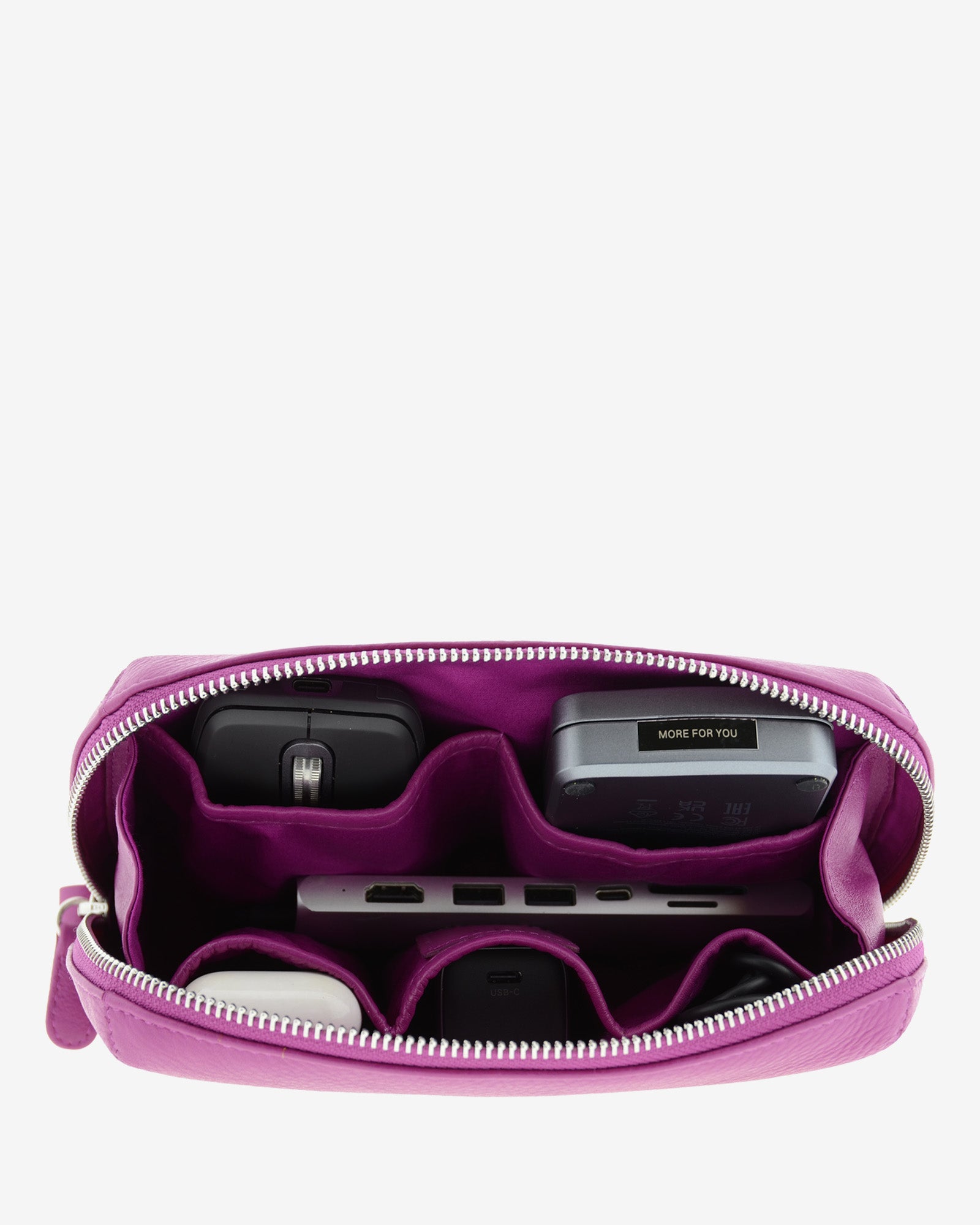 Tech pouch, estuche tecnológico en piel auténtica en color lila y cierre de cremallera, vista interior con compartimentos tech