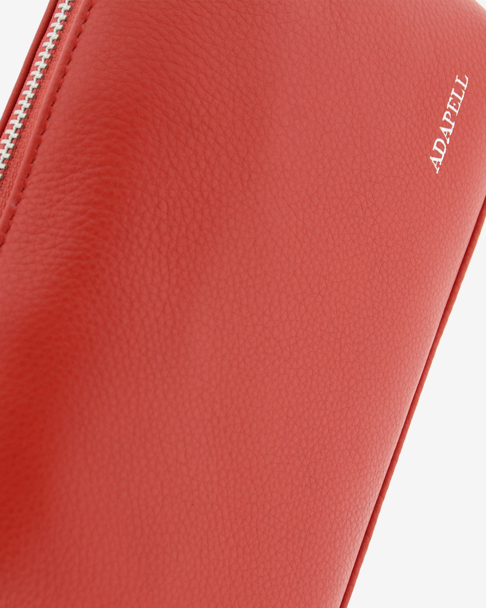 Tech pouch, estuche tecnológico en piel auténtica en color rojo y cierre de cremallera, vista detalle de piel y logo Adapell