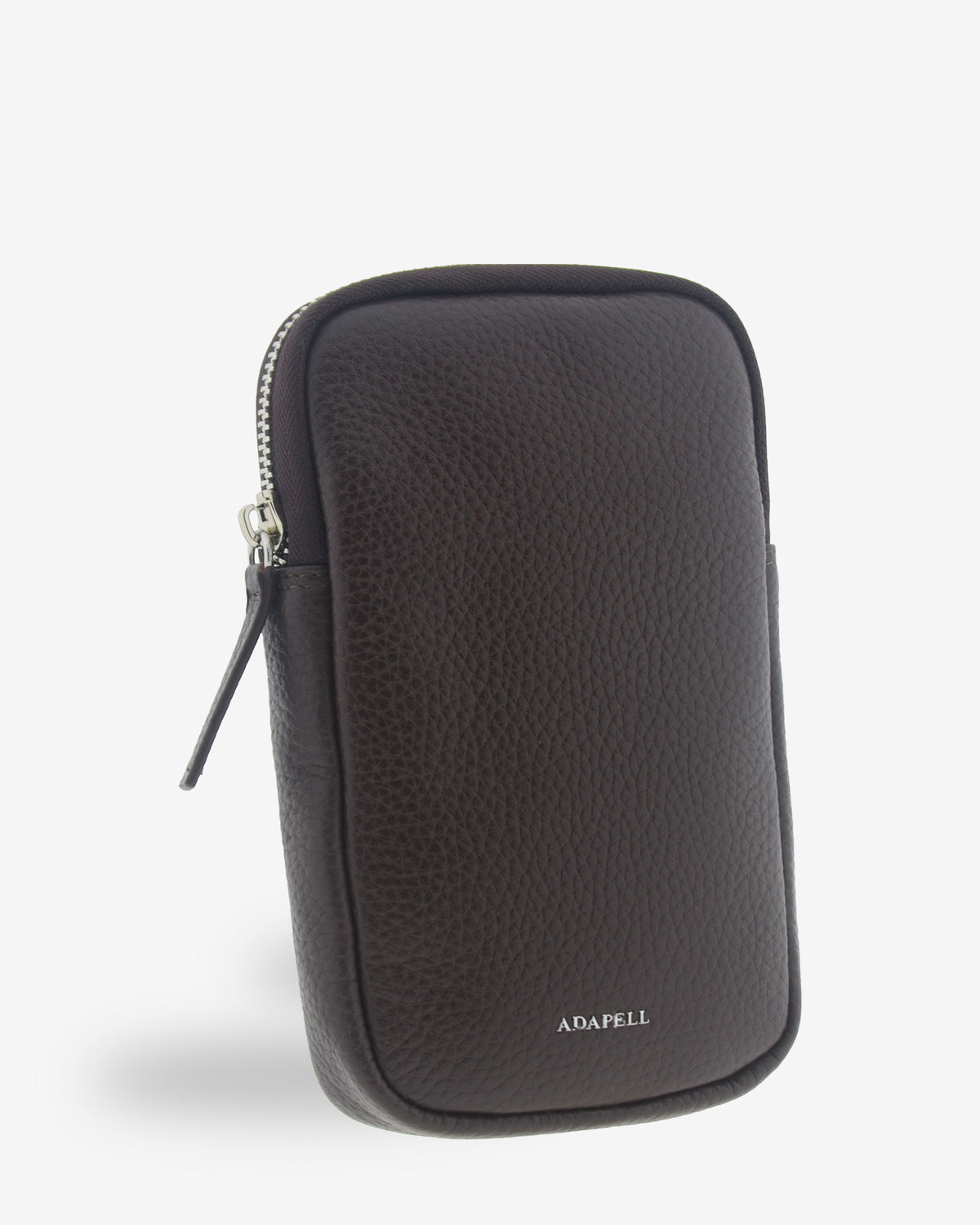 Bolso bandolera vertical Nexo en color chocolate, vista tres cuartos frontal con cierre de cremallera