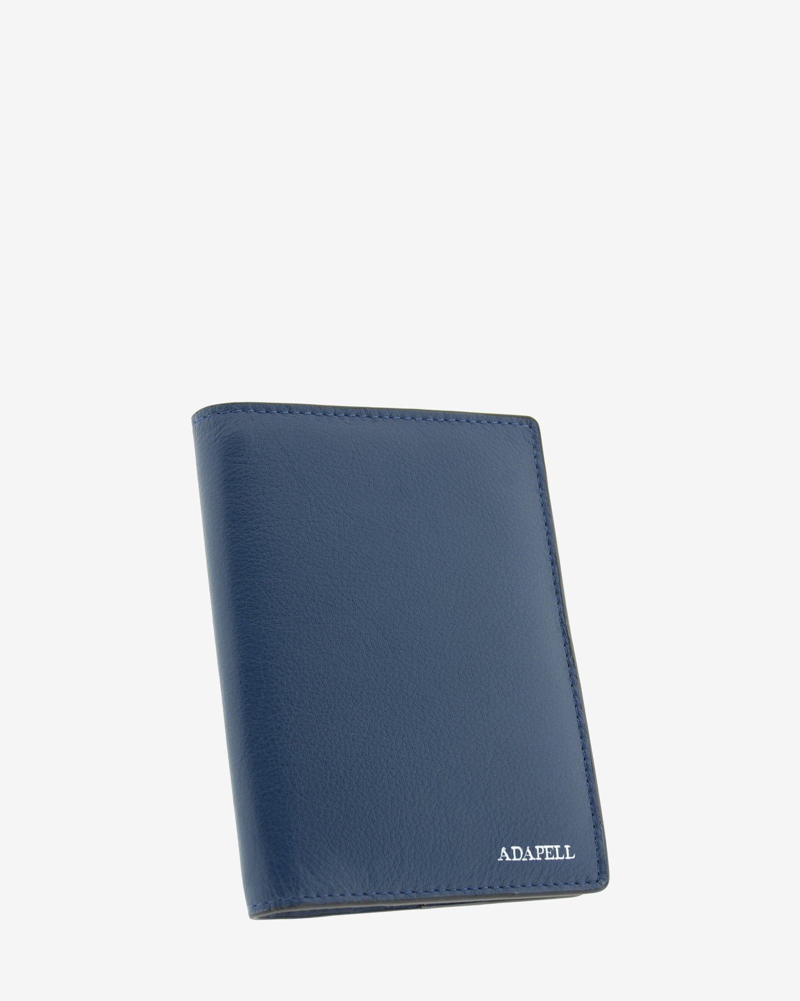 Funda pasaporte en piel auténtica muy suave de color azul marino y cantos en negro, ref. 8087-20, con protección RFID, y logo plateado Adapell, vista diagonal frontal