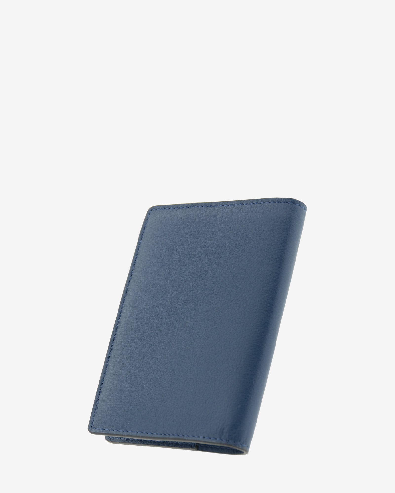 Funda pasaporte en piel auténtica muy suave de color azul marino y cantos en negro, ref. 8087-20, con protección RFID, y logo plateado Adapell, vista diagonal trasera