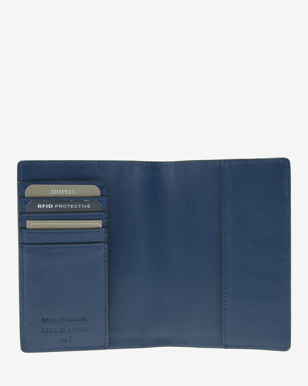 Funda pasaporte en piel auténtica muy suave de color azul marino y cantos en negro, ref. 8087-20, con protección RFID, y logo plateado Adapell, vista interior abierta de piel y compartimentos tarjetas