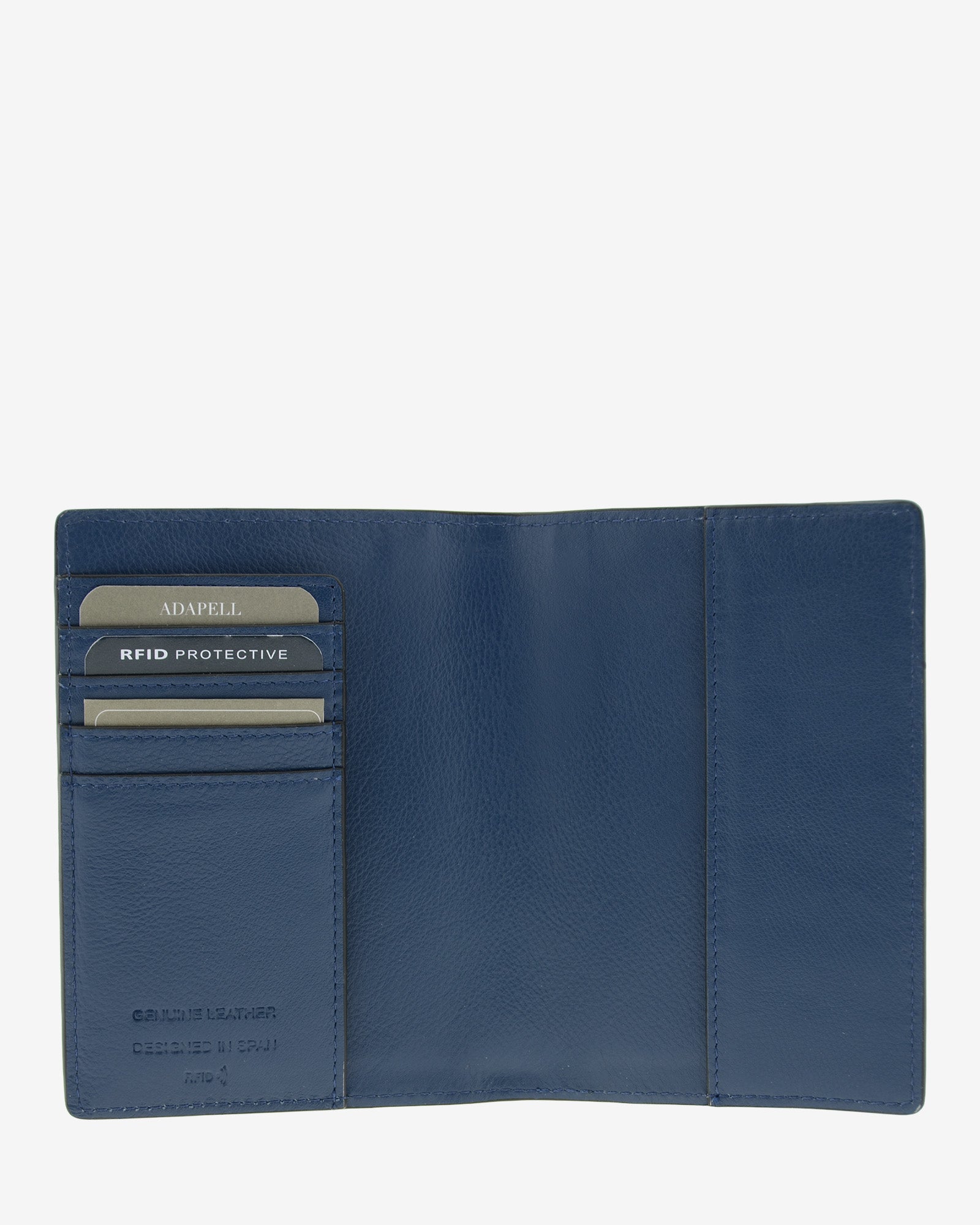 Funda pasaporte en piel auténtica muy suave de color azul marino y cantos en negro, ref. 8087-20, con protección RFID, y logo plateado Adapell, vista interior abierta de piel y compartimentos tarjetas