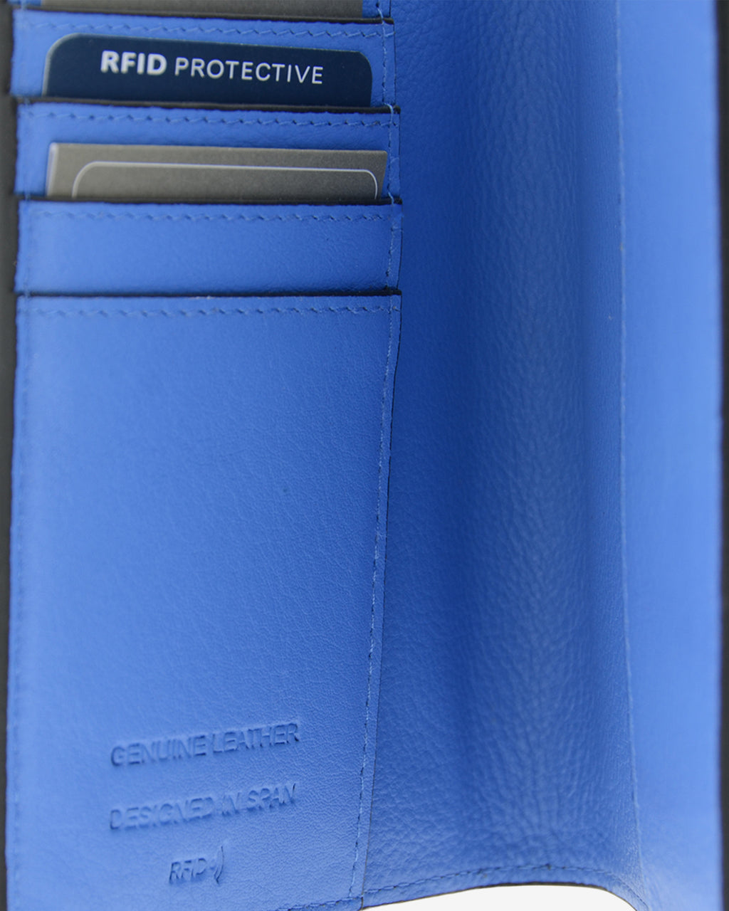 Funda pasaporte en piel auténtica muy suave de color azul y cantos en negro, ref. 8087-14, con protección RFID, y logo plateado Adapell, vista detalle interior
