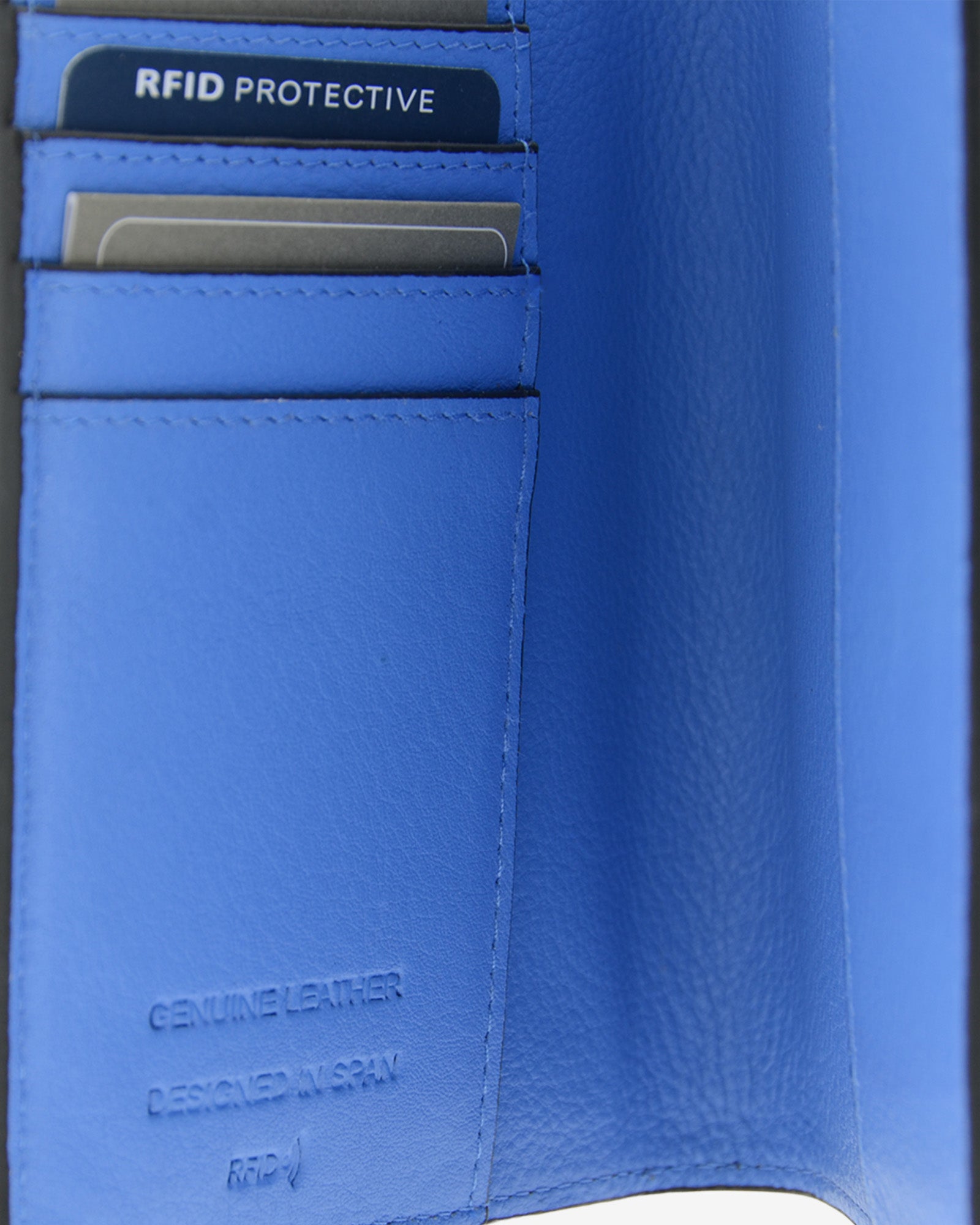 Funda pasaporte en piel auténtica muy suave de color azul y cantos en negro, ref. 8087-14, con protección RFID, y logo plateado Adapell, vista detalle interior