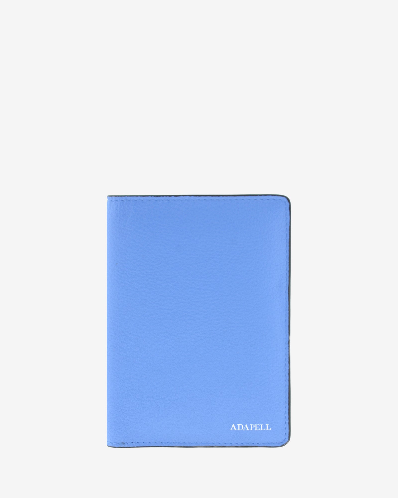 Funda pasaporte en piel auténtica muy suave de color azul y cantos en negro, ref. 8087-14, con protección RFID, y logo plateado Adapell, vista frontal