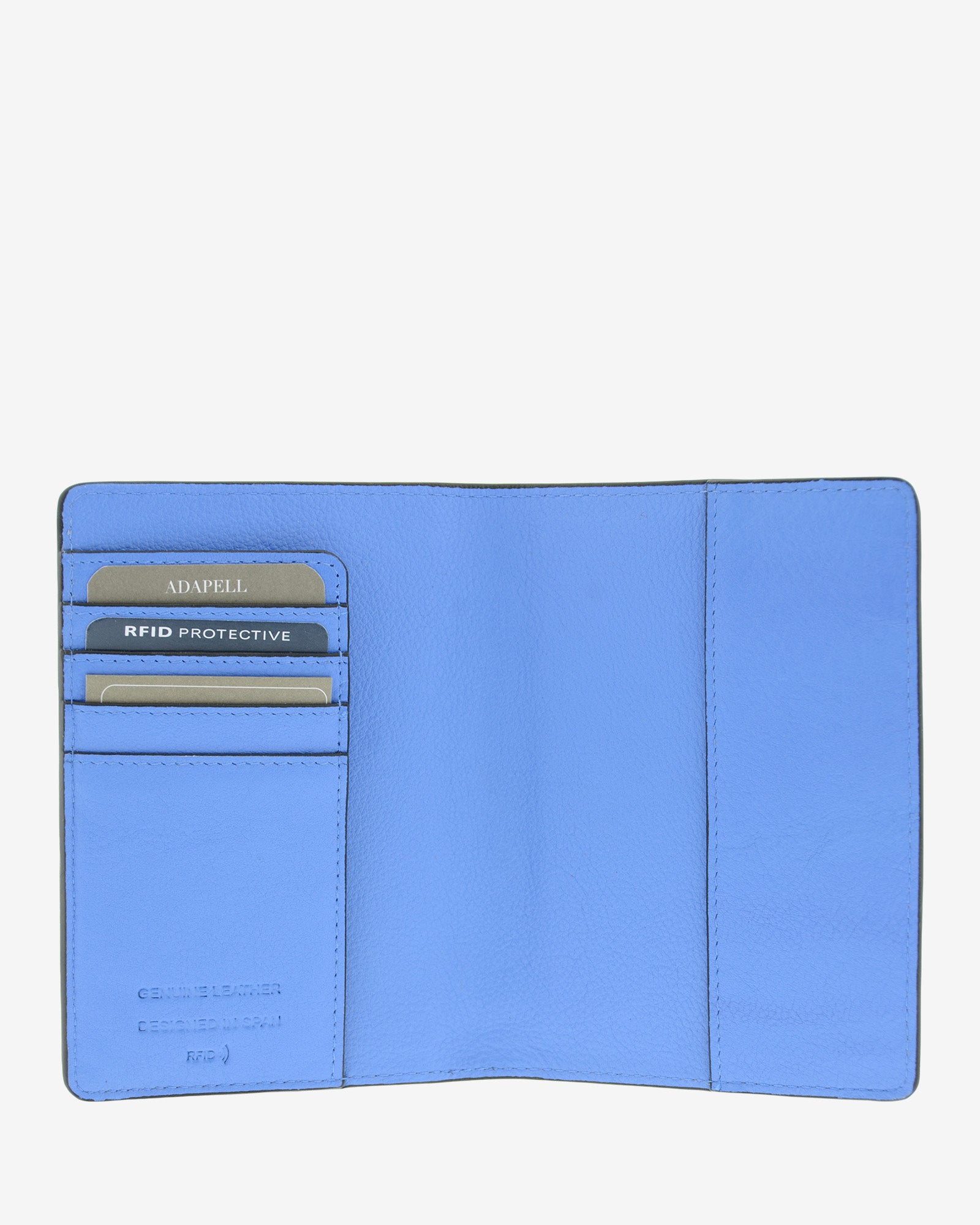 Funda pasaporte en piel auténtica muy suave de color azul y cantos en negro, ref. 8087-14, con protección RFID, y logo plateado Adapell, vista interior abierta de piel y compartimentos para tarjetas