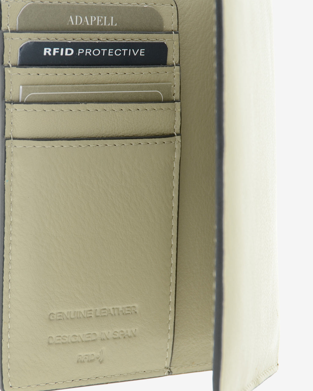 Funda pasaporte en piel auténtica muy suave de color ice stone y cantos en negro, ref. 8087-12, con protección RFID, y logo plateado Adapell, vista detalle interior con compartimentos tarjetas