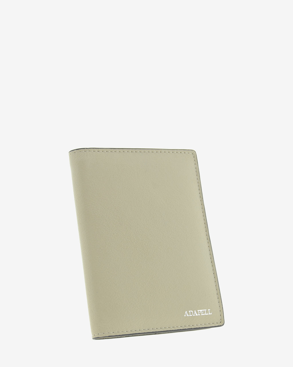 Funda pasaporte en piel auténtica muy suave de color ice stone y cantos en negro, ref. 8087-12, con protección RFID, y logo plateado Adapell, vista diagonal frontal