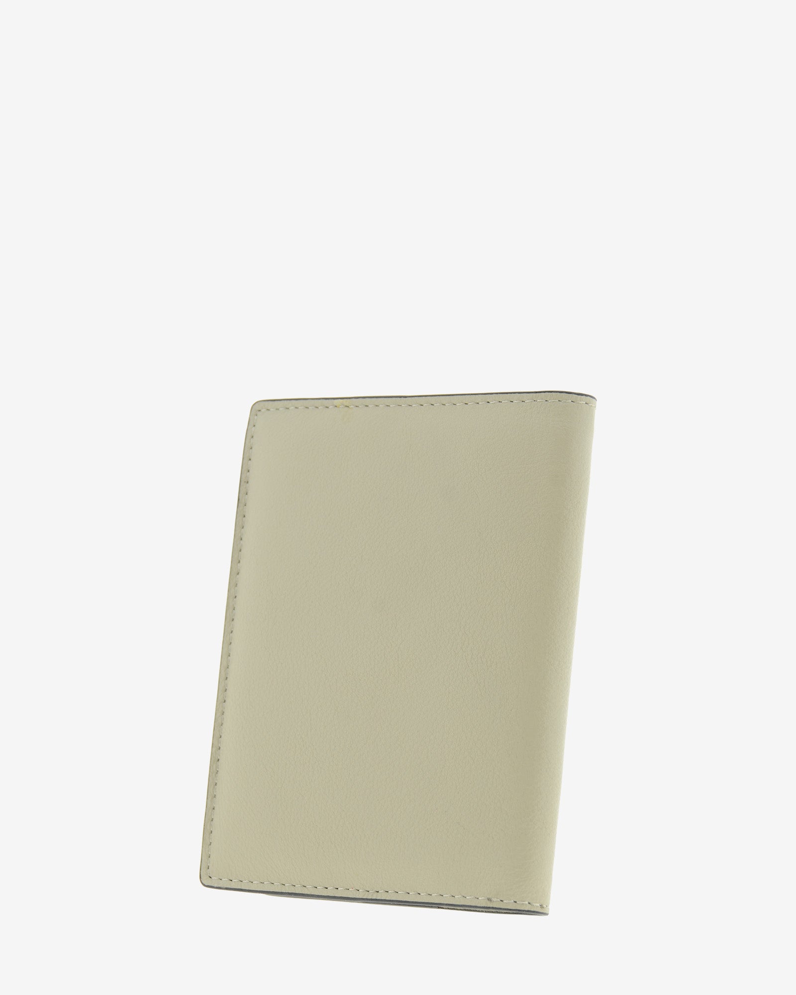 Funda pasaporte en piel auténtica muy suave de color ice stone y cantos en negro, ref. 8087-12, con protección RFID, y logo plateado Adapell, vista diagonal trasera