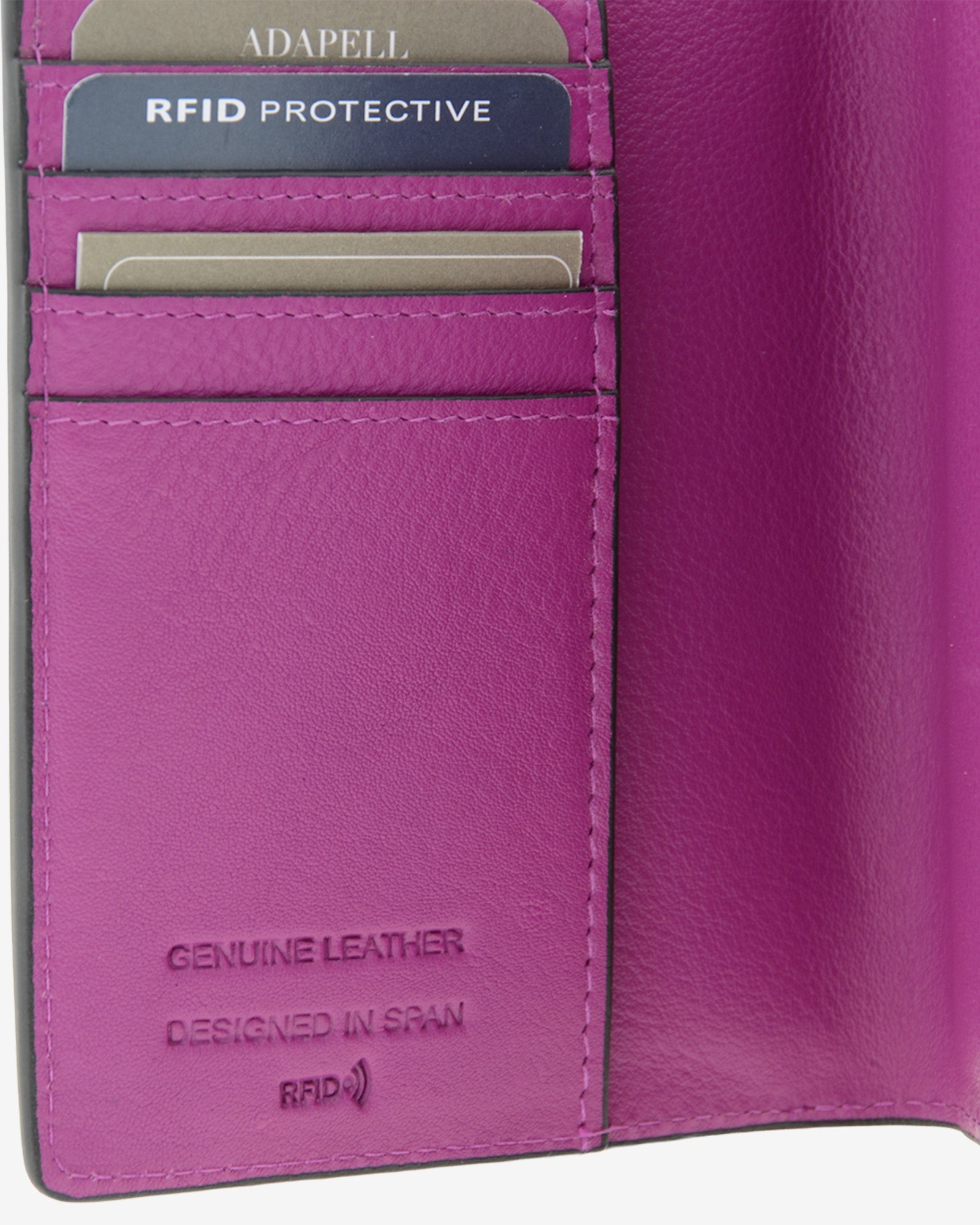 Funda pasaporte en piel auténtica muy suave de color lila y cantos en negro, ref. 8087-4, con protección RFID, y logo plateado Adapell, vista detalle interior de piel, acabados premium y compartimentos tarjetas