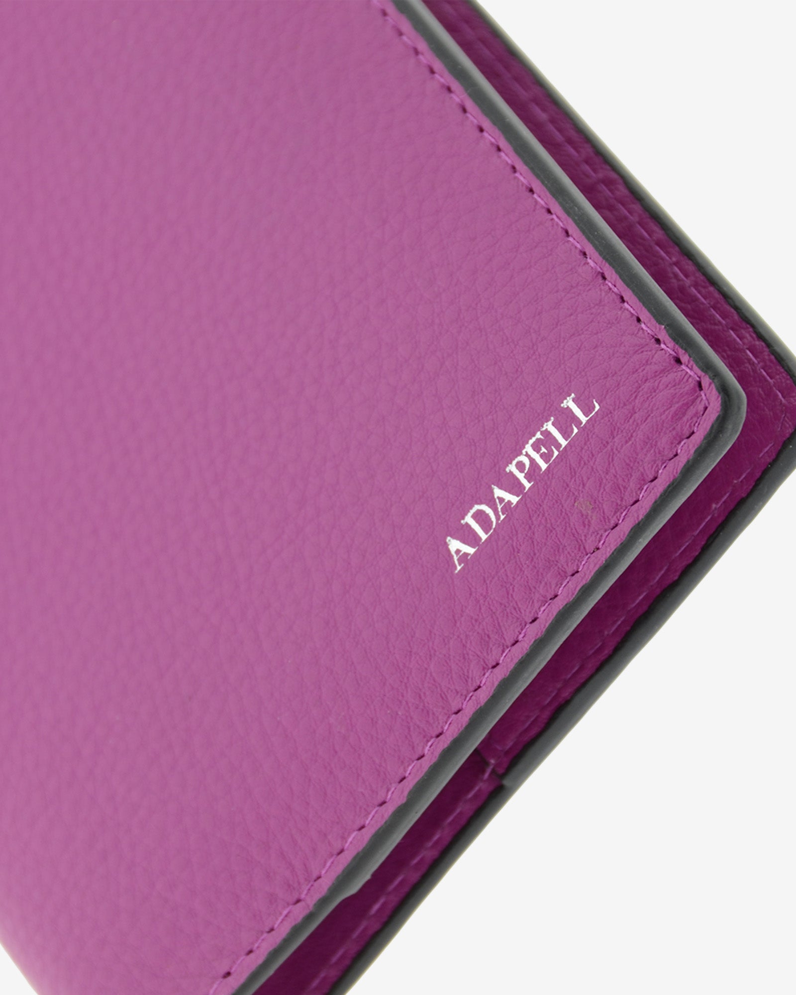 Funda pasaporte en piel auténtica muy suave de color lila y cantos en negro, ref. 8087-4, con protección RFID, y logo plateado Adapell, vista detalle 