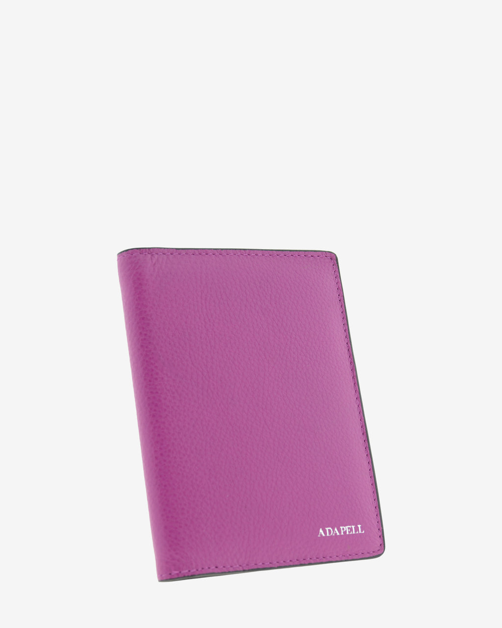 Funda pasaporte en piel auténtica muy suave de color lila y cantos en negro, ref. 8087-4, con protección RFID, y logo plateado Adapell, vista diagonal frontal