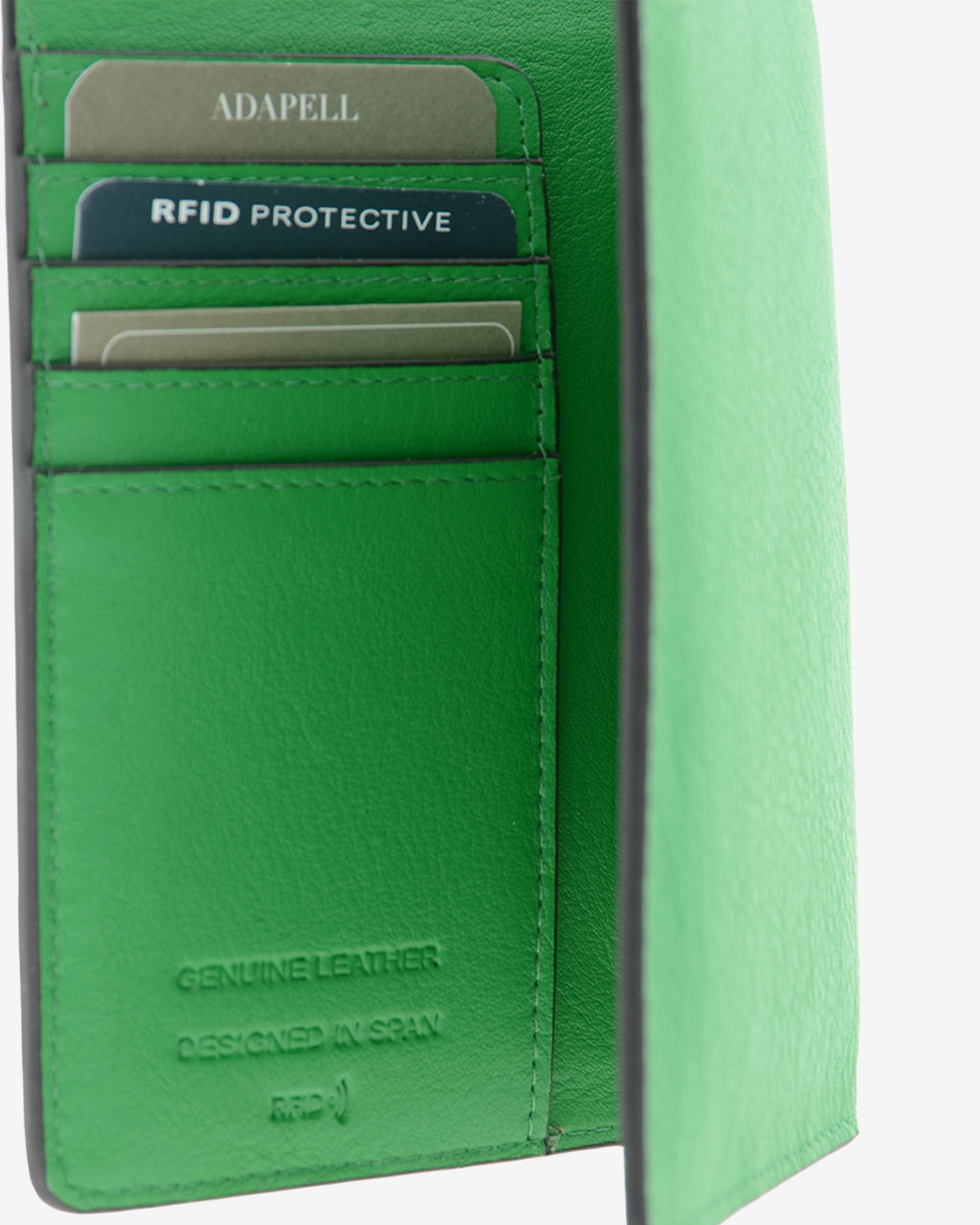 Funda pasaporte en piel auténtica muy suave de color verde y cantos en negro, ref. 8087-5, con protección RFID, y logo plateado Adapell, vista detalle interior