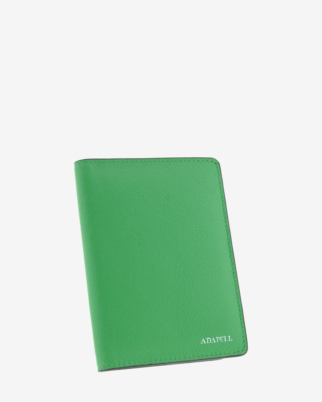 Funda pasaporte en piel auténtica muy suave de color verde y cantos en negro, ref. 8087-5, con protección RFID, y logo plateado Adapell, vista diagonal frontal