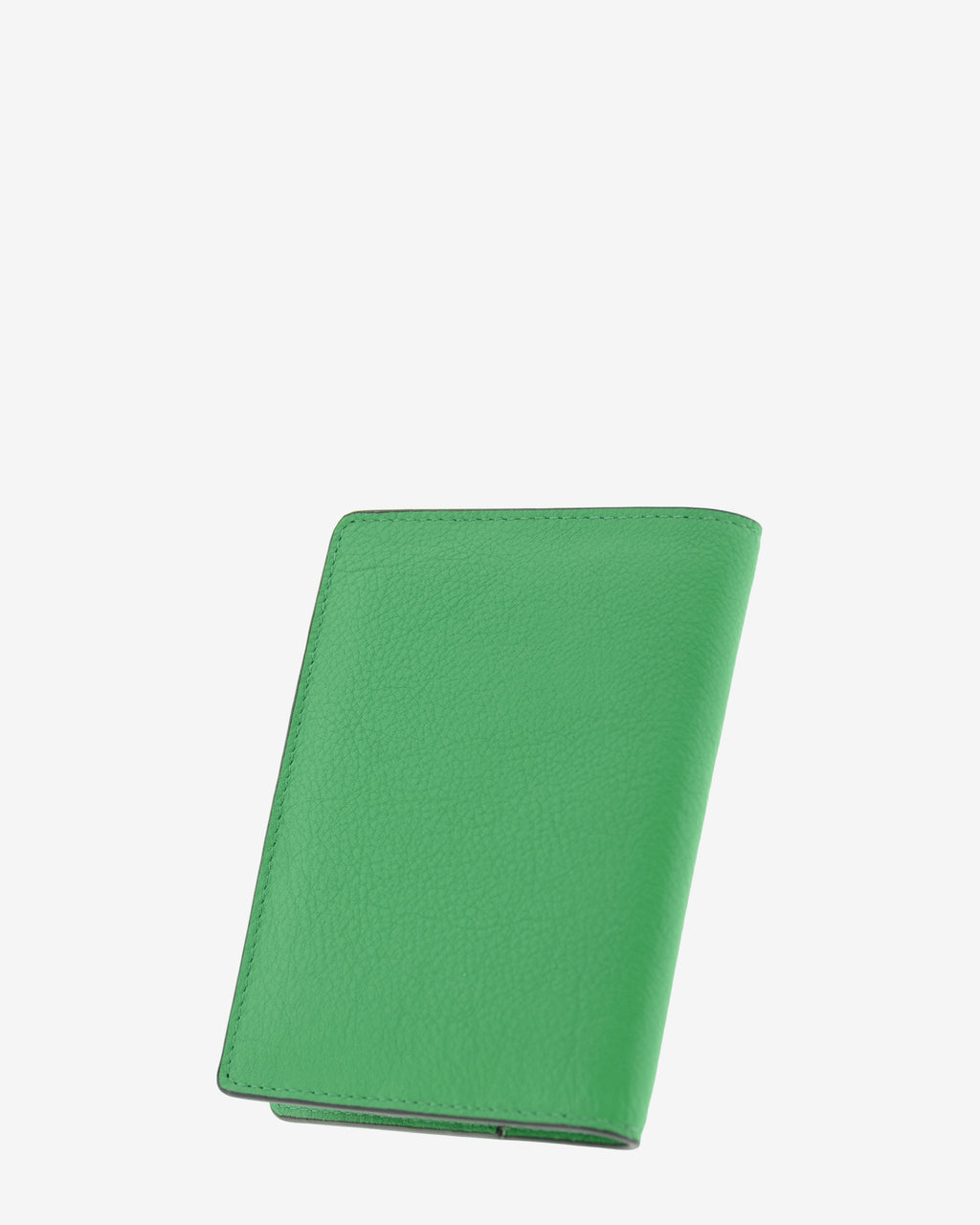 Funda pasaporte en piel auténtica muy suave de color verde y cantos en negro, ref. 8087-5, con protección RFID, vista diagonal trasera