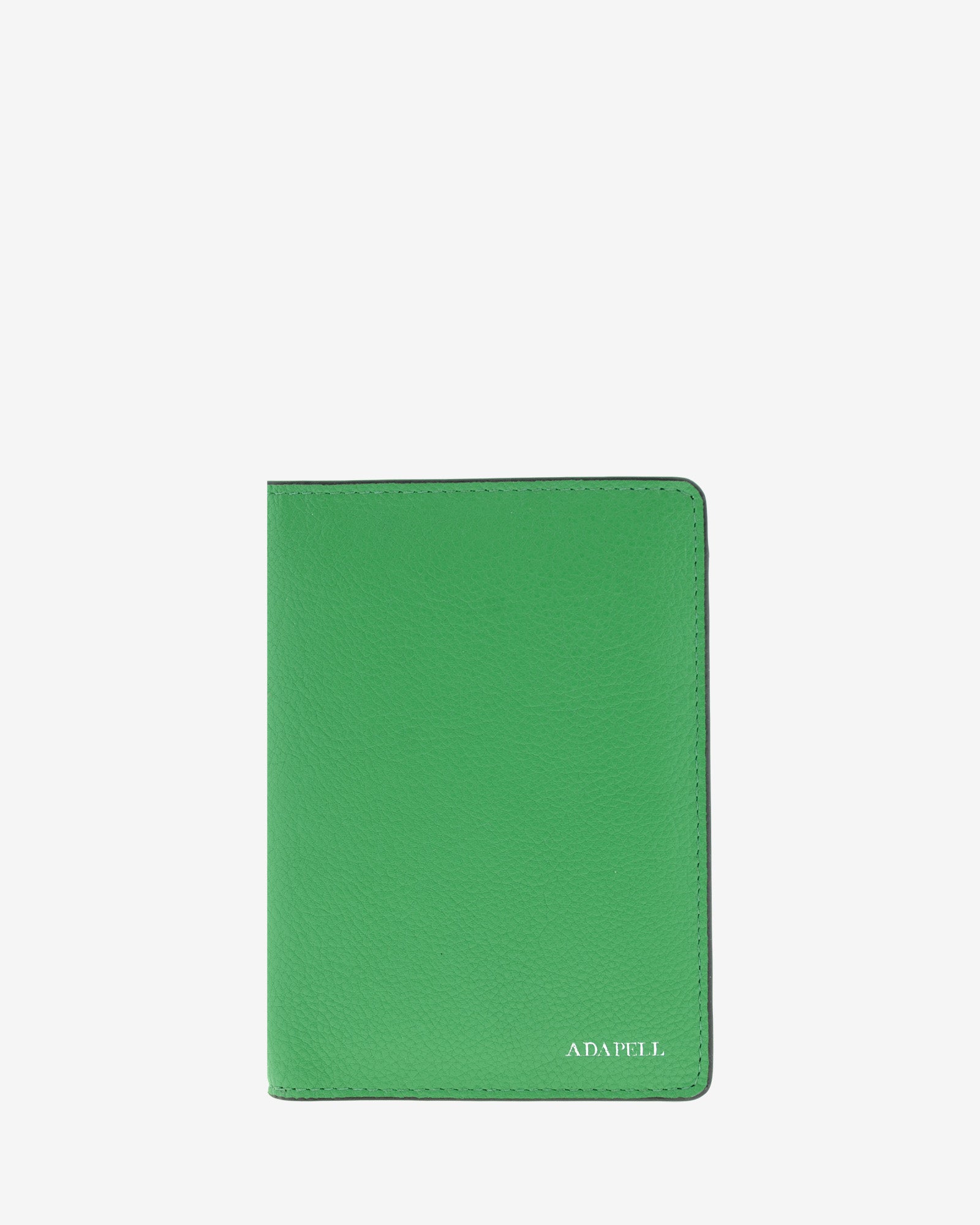 Funda pasaporte en piel auténtica muy suave de color verde y cantos en negro, ref. 8087-5, con protección RFID, y logo plateado Adapell, vista frontal