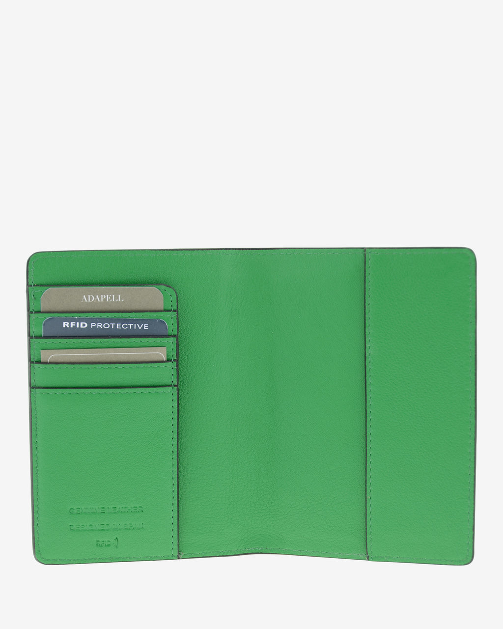 Funda pasaporte en piel auténtica muy suave de color verde y cantos en negro, ref. 8087-5, con protección RFID, y logo plateado Adapell, vista interior de piel con compartimentos para tarjetas