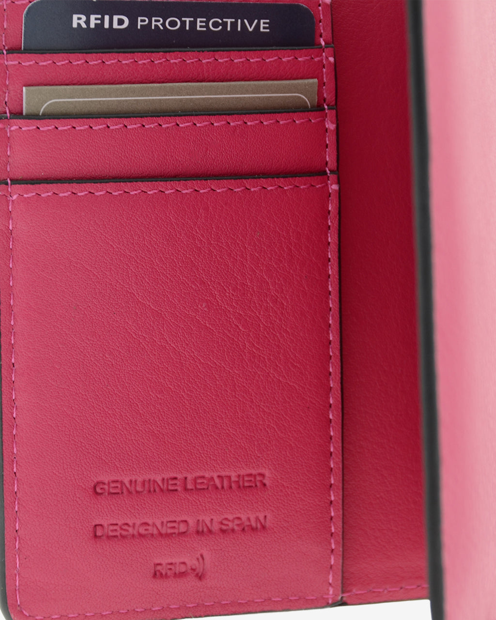 Funda pasaporte en piel auténtica muy suave de color fucsia y cantos en negro, ref. 8087-25, con protección RFID, y logo plateado Adapell, vista detalle interior de piel y tarjetas