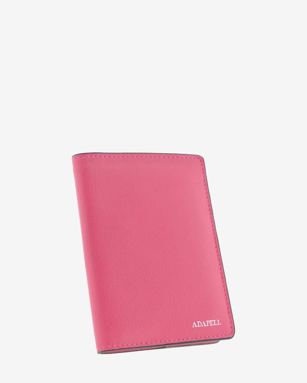 Funda pasaporte en piel auténtica muy suave de color fucsia y cantos en negro, ref. 8087-25, con protección RFID, y logo plateado Adapell, vista diagonal frontal