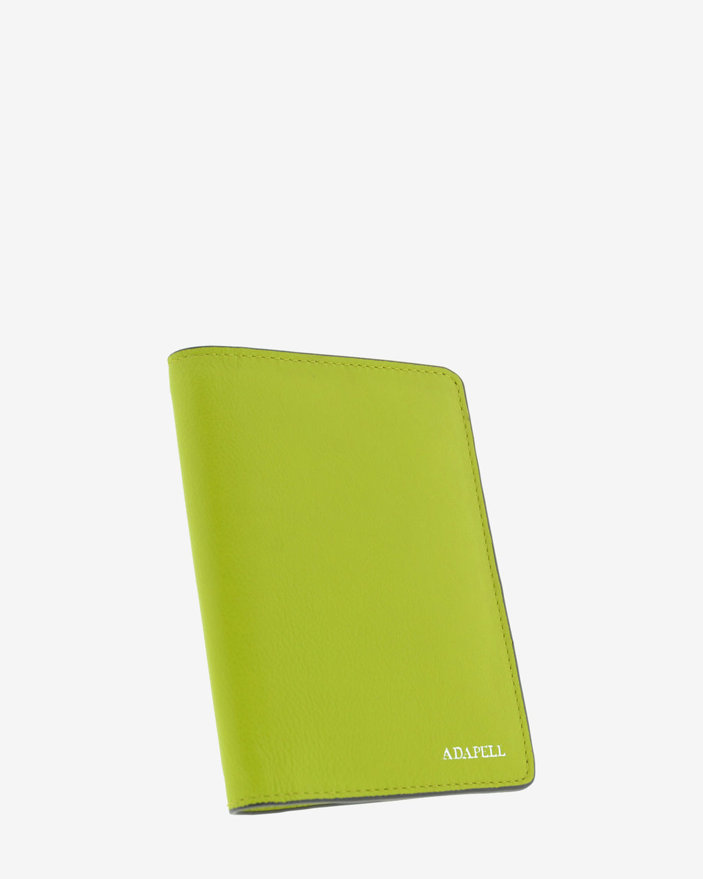 Funda pasaporte en piel auténtica muy suave de color lima y cantos en negro, ref. 8087-17, con protección RFID, y logo plateado Adapell, vista diagonal frontal