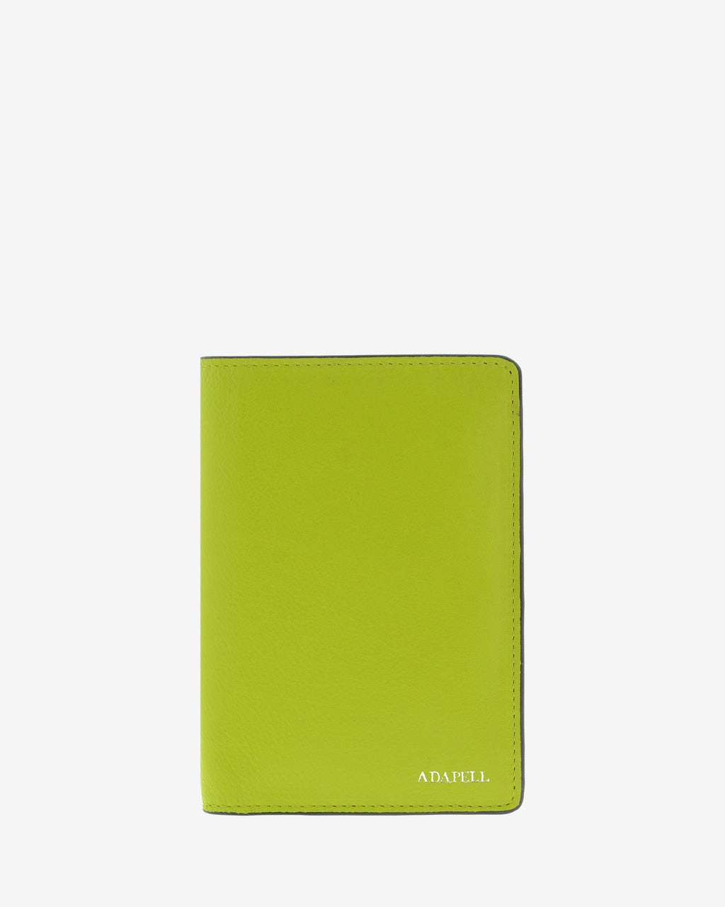 Funda pasaporte en piel auténtica muy suave de color lima y cantos en negro, ref. 8087-17, con protección RFID, y logo plateado Adapell, vista frontal