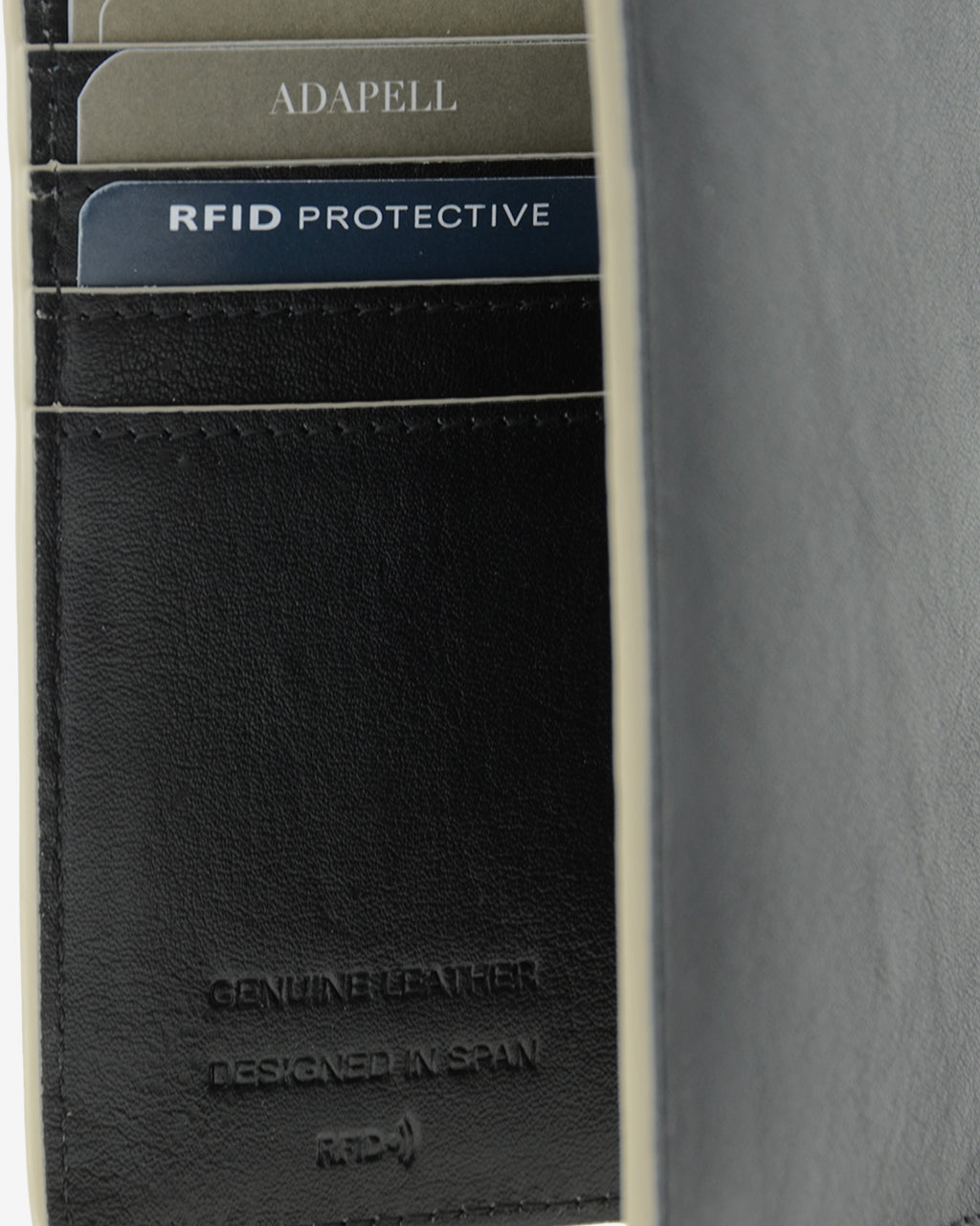 Funda pasaporte en piel auténtica muy suave de color negro y cantos en gris, con protección RFID, vista detalle interior de ranuras tarjetas