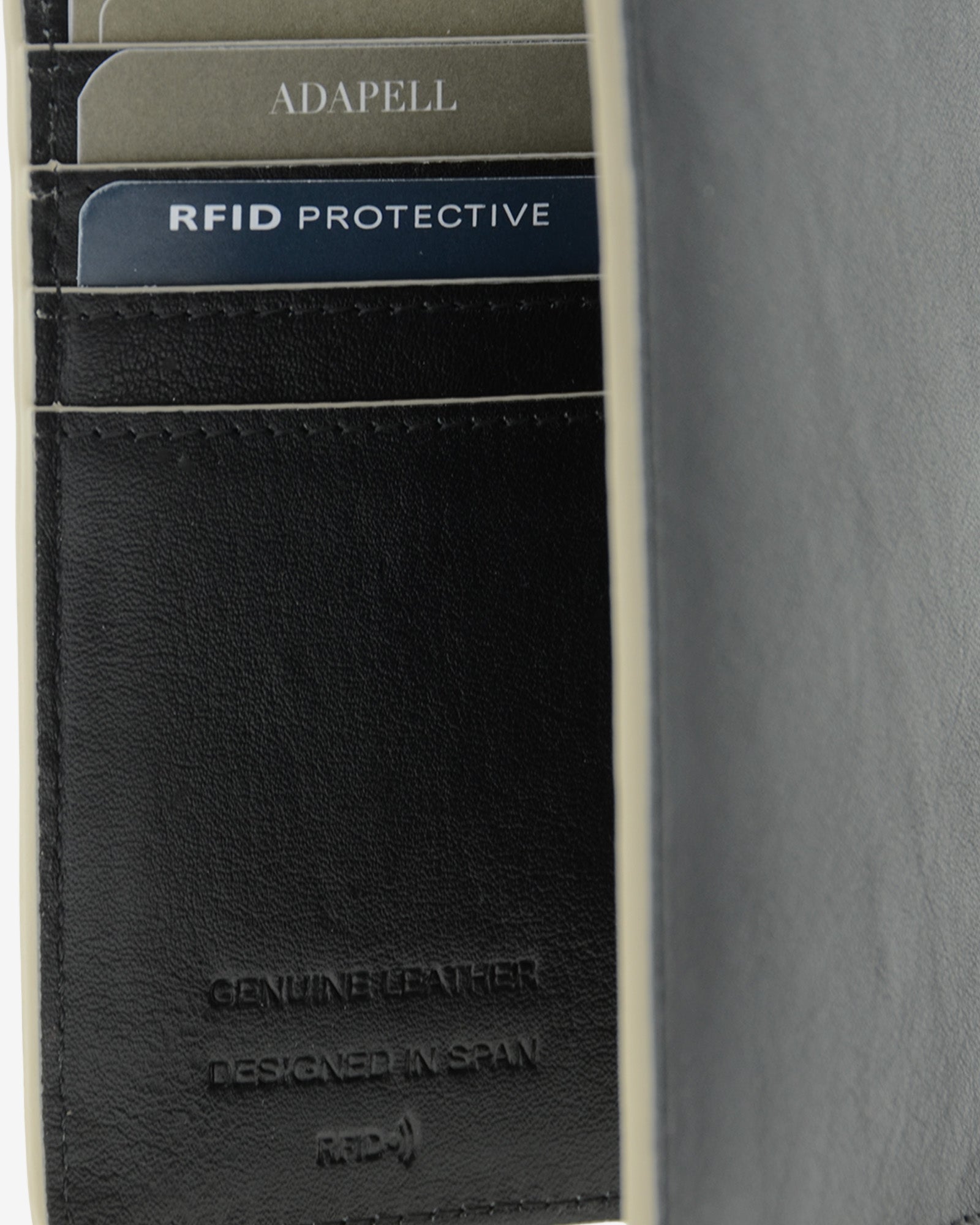 Funda pasaporte en piel auténtica muy suave de color negro y cantos en gris, con protección RFID, vista detalle interior de ranuras tarjetas