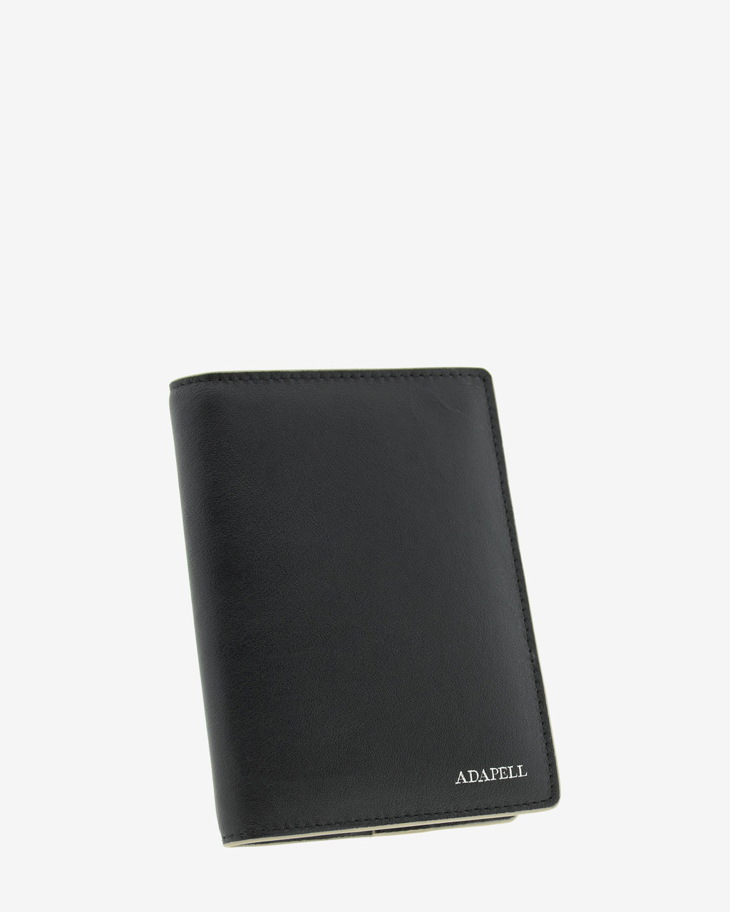 Funda pasaporte en piel auténtica muy suave de color negro y cantos en gris, con protección RFID, y logo plateado Adapell, vista diagonal frontal