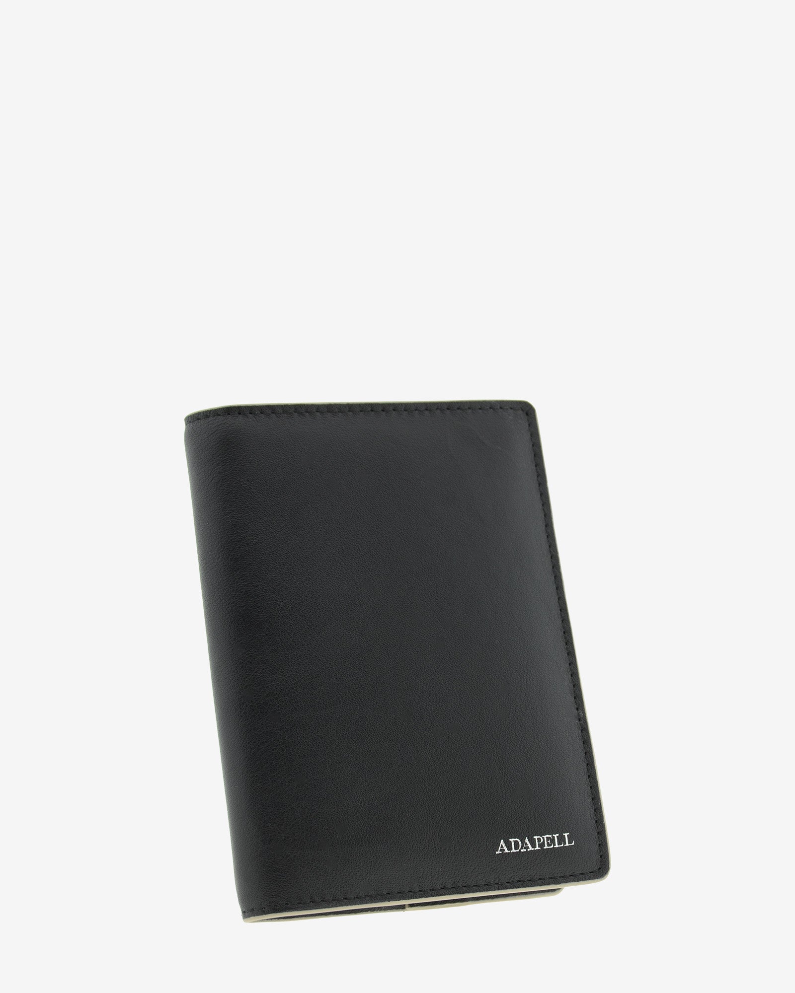 Funda pasaporte en piel auténtica muy suave de color negro y cantos en gris, con protección RFID, y logo plateado Adapell, vista diagonal frontal