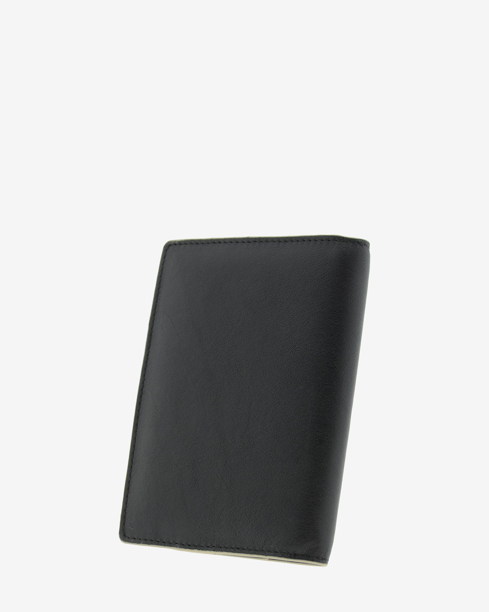 Funda pasaporte en piel auténtica muy suave de color negro y cantos en gris, con protección RFID, vista diagonal trasera