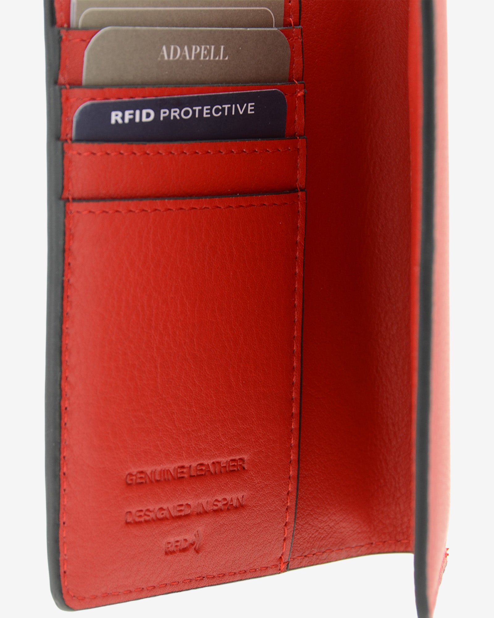 Funda pasaporte en piel auténtica muy suave de color rojo y cantos en negro, ref. 8087-3, con protección RFID, y logo plateado Adapell, vista detalle interior de ranuras tarjetas