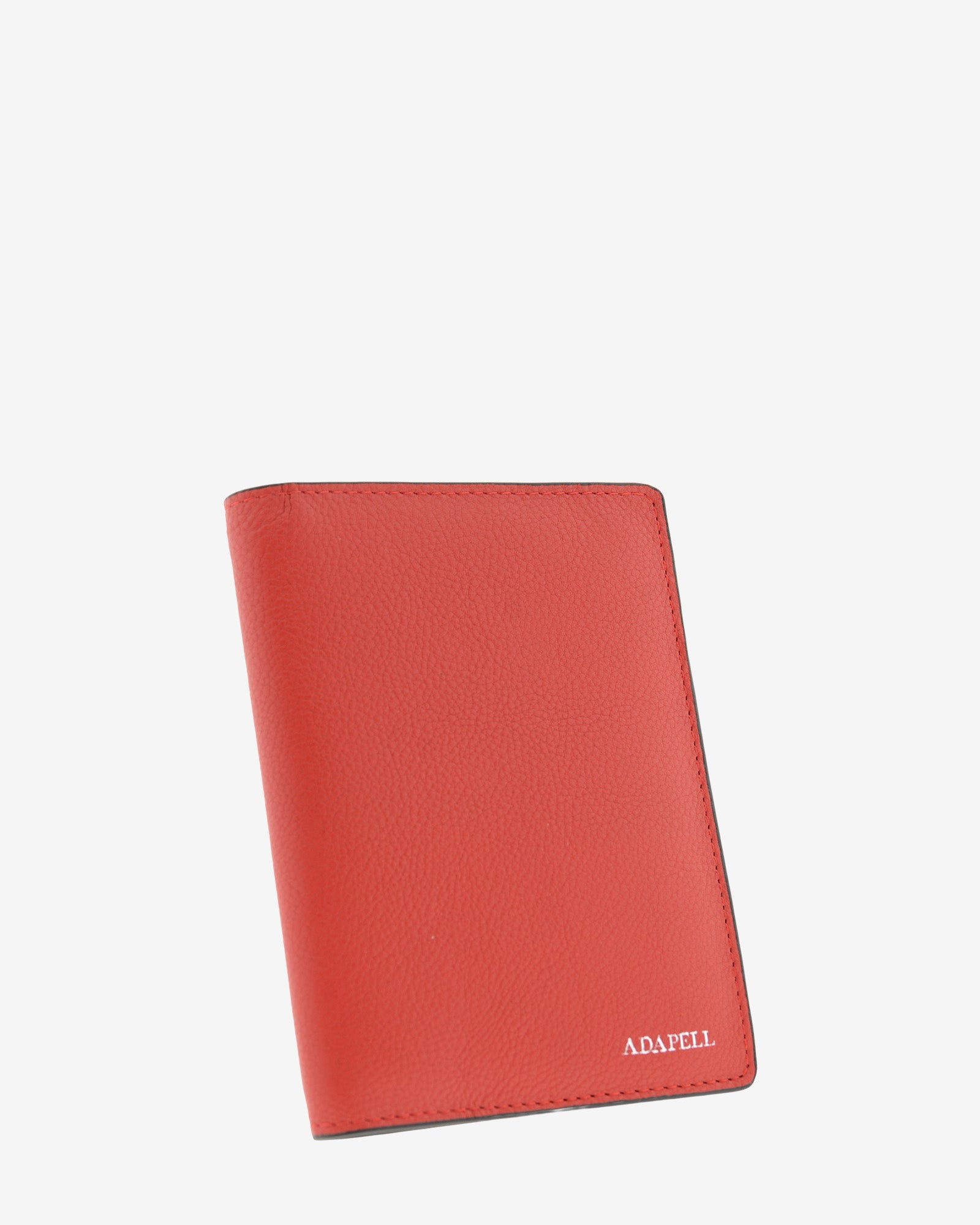 Funda pasaporte en piel auténtica muy suave de color rojo y cantos en negro, ref. 8087-3, con protección RFID, y logo plateado Adapell, vista diagonal frontal