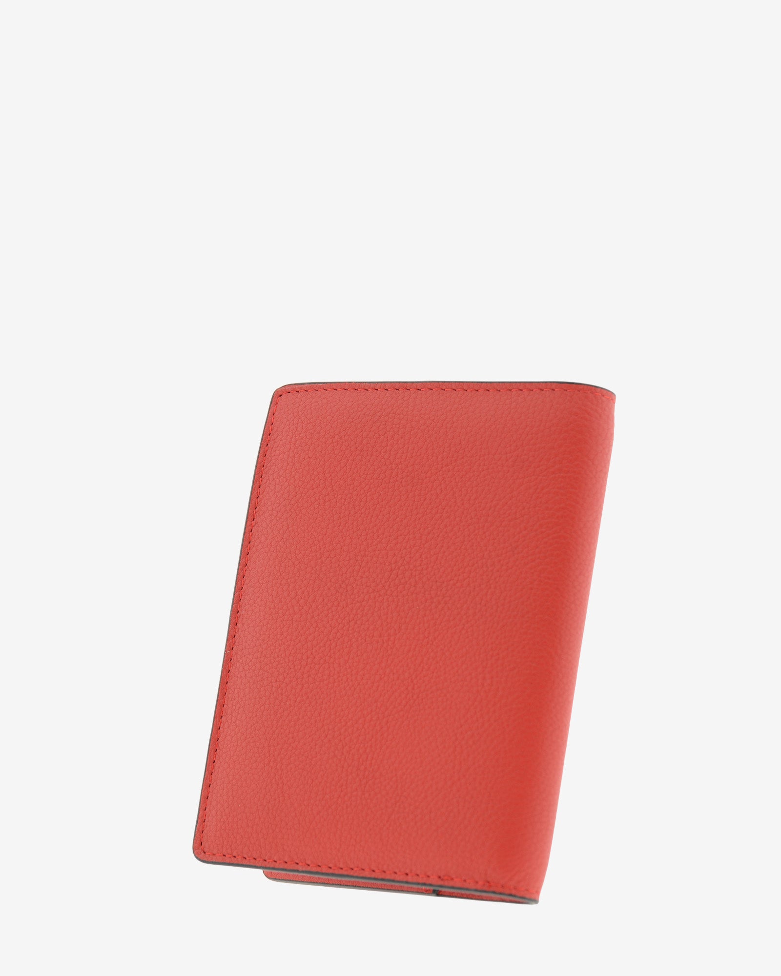 Funda pasaporte en piel auténtica muy suave de color rojo y cantos en negro, ref. 8087-3, con protección RFID, vista diagonal trasera