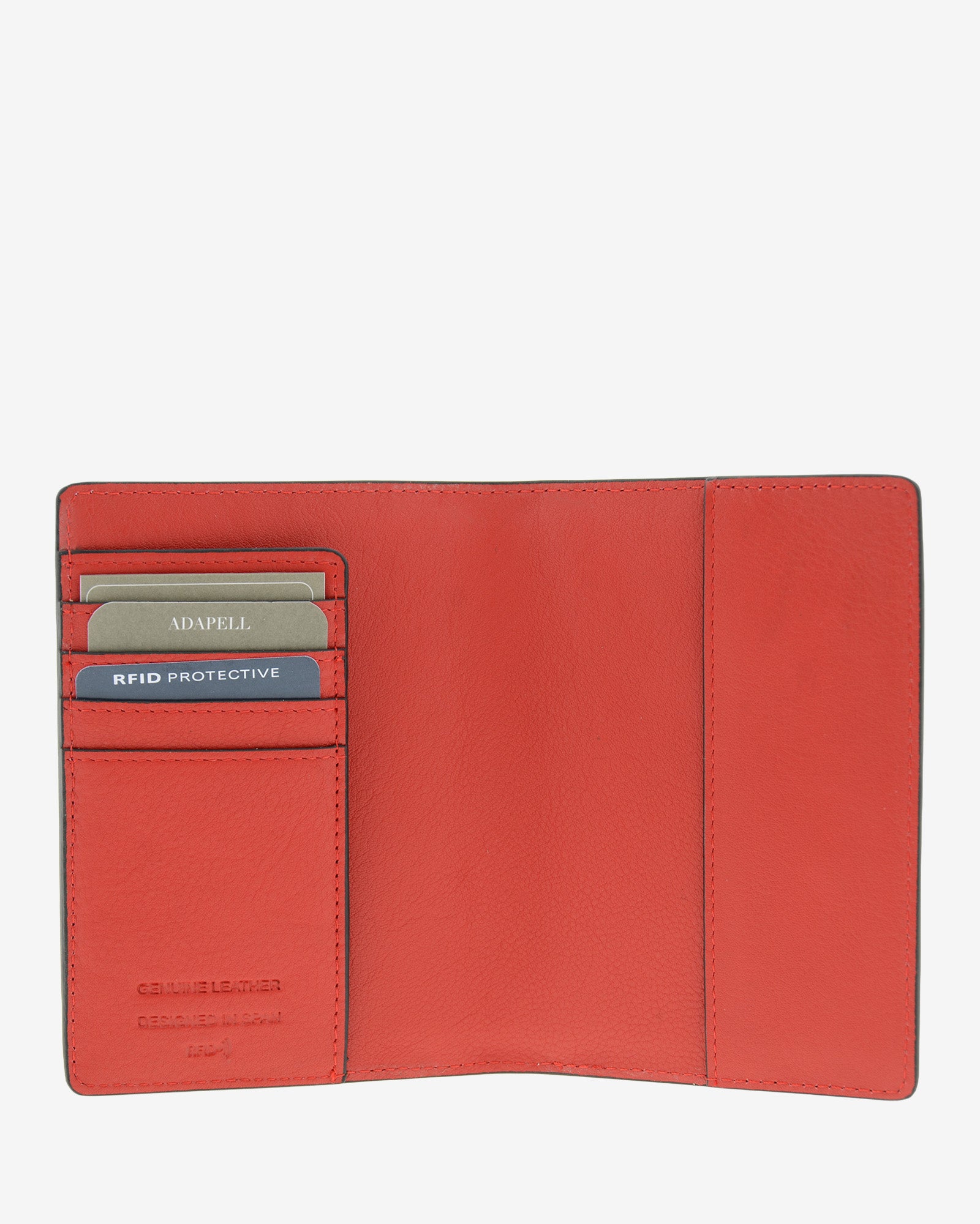 Funda pasaporte en piel auténtica muy suave de color rojo y cantos en negro, ref. 8087-3, con protección RFID, y logo plateado Adapell, vista interior de piel con compartimentos para tarjetas