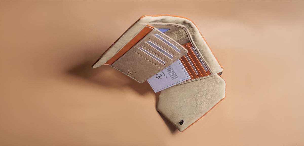 Cartera de piel Adapell abierta mostrando sus ranuras para tarjetas y compartimentos interiores
