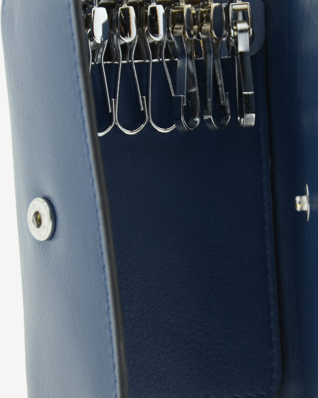 Llavero en piel auténtica de color azul marino y bordes en negro, ref. 8084-20, exterior e  interior de piel, mosquetón para 6 llaves y  compartimento exterior trasero para tarjeta, vista detalle interior de piel y mosquetón