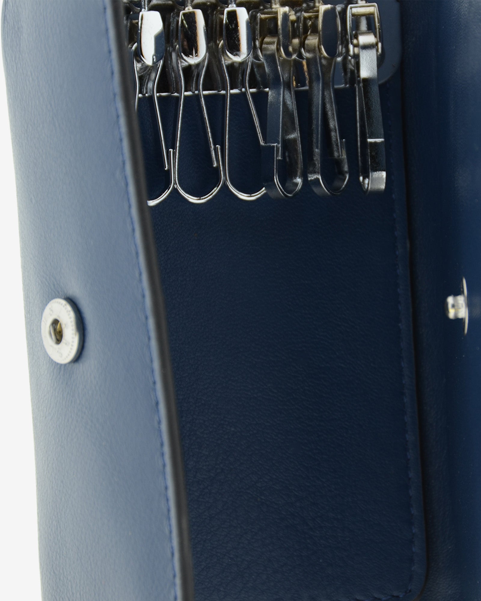 Llavero en piel auténtica de color azul marino y bordes en negro, ref. 8084-20, exterior e  interior de piel, mosquetón para 6 llaves y  compartimento exterior trasero para tarjeta, vista detalle interior de piel y mosquetón