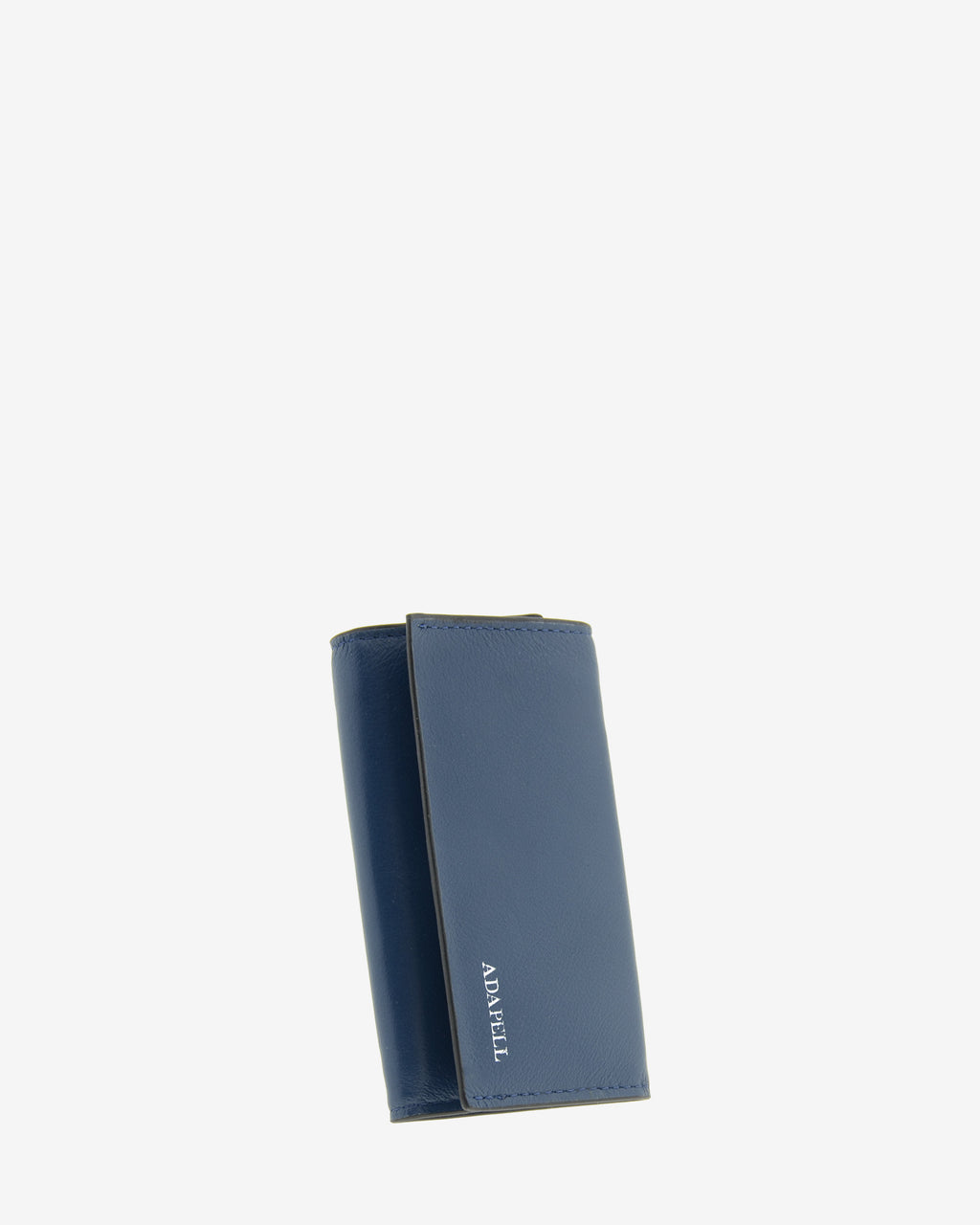 Llavero en piel auténtica de color azul marino y bordes en negro, ref. 8084-20, exterior e  interior de piel, mosquetón para 6 llaves y  compartimento exterior trasero para tarjeta, vista diagonal frontal