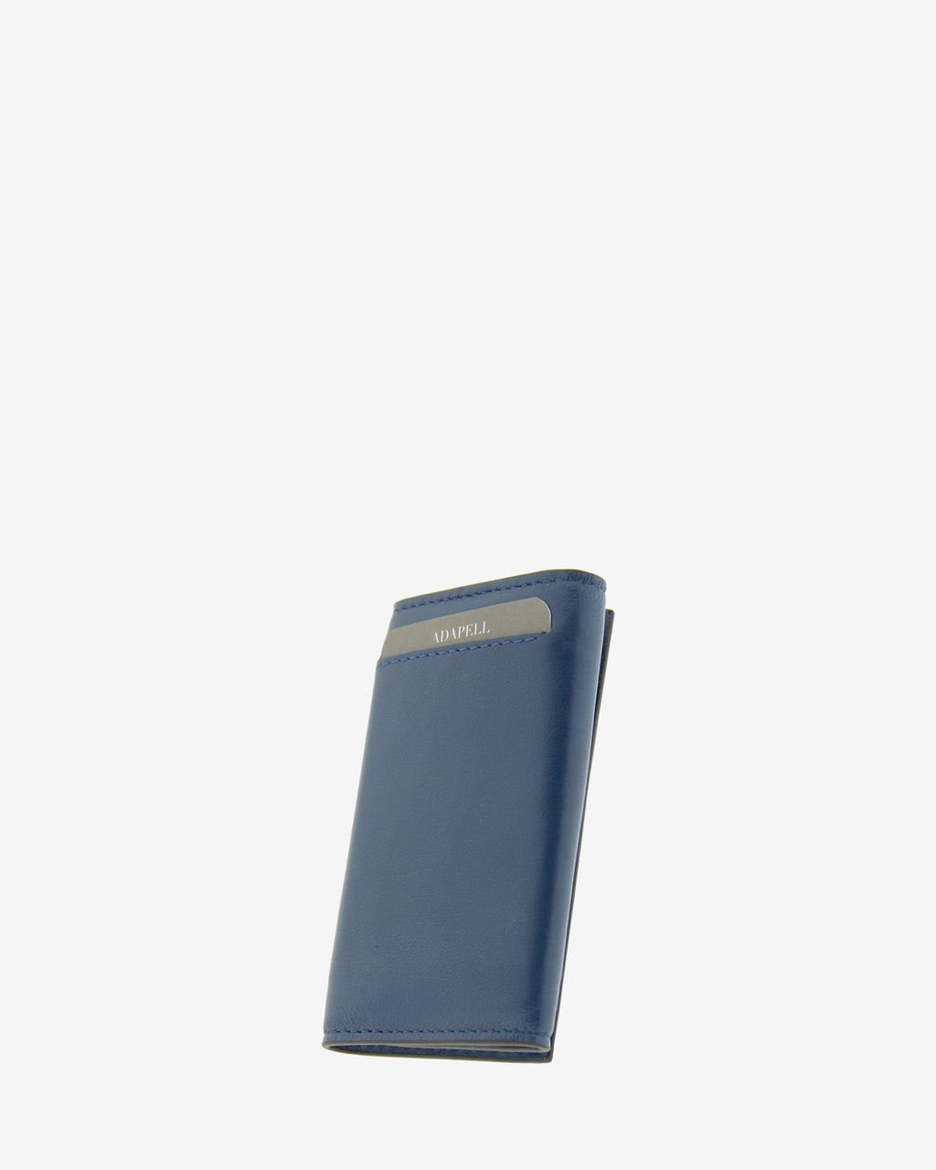 Llavero en piel auténtica de color azul marino y bordes en negro, ref. 8084-20, exterior e  interior de piel, mosquetón para 6 llaves y  compartimento exterior trasero para tarjeta, vista diagonal trasera
