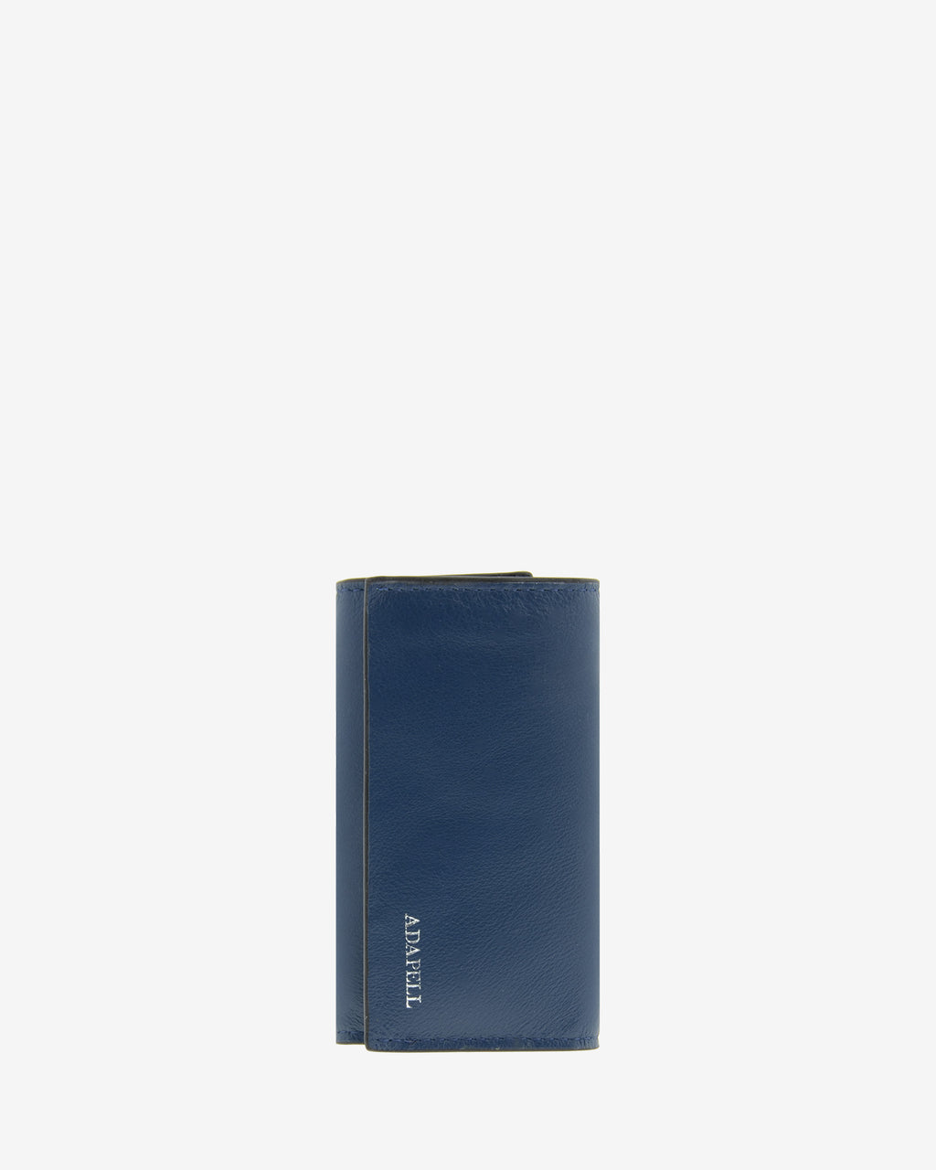 Llavero en piel auténtica de color azul marino y bordes en negro, ref. 8084-20, exterior e  interior de piel, mosquetón para 6 llaves y  compartimento exterior trasero para tarjeta, vista frontal cerrada