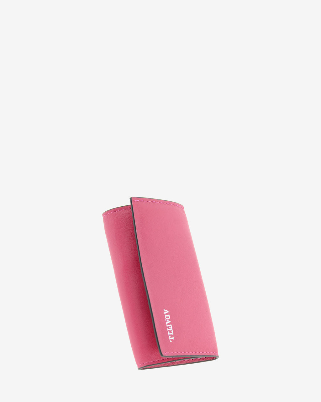 Llavero en piel auténtica de color fucsia y bordes en negro, ref. 8084-25, exterior e  interior de piel, mosquetón para 6 llaves y  compartimento exterior trasero para tarjeta, vista diagonal frontal