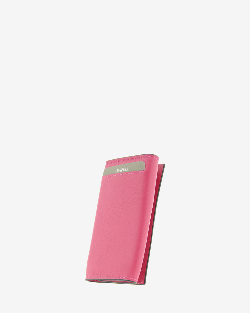 Llavero en piel auténtica de color fucsia y bordes en negro, ref. 8084-25, exterior e  interior de piel, mosquetón para 6 llaves y  compartimento exterior trasero para tarjeta, vista diagonal trasera