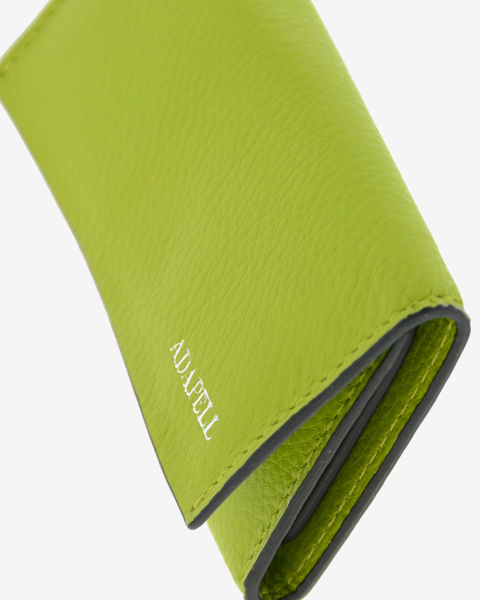 Llavero en piel auténtica de color lima y bordes en negro, ref. 8084-17, exterior e  interior de piel, mosquetón para 6 llaves y  compartimento exterior trasero para tarjeta, vista detalle de piel, acabados y logo Adapell