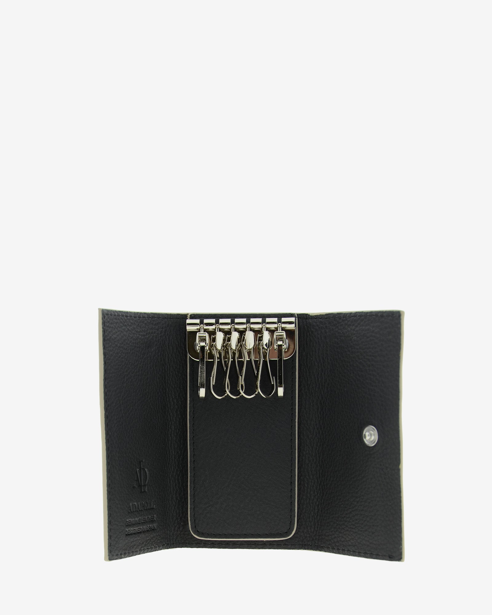 Llavero en piel auténtica de color negro y bordes en gris, con interior para 6 llaves separadas y exterior con compartimento para tarjeta parking, vista interior con mosquetón metálico plateado de 6 llaves