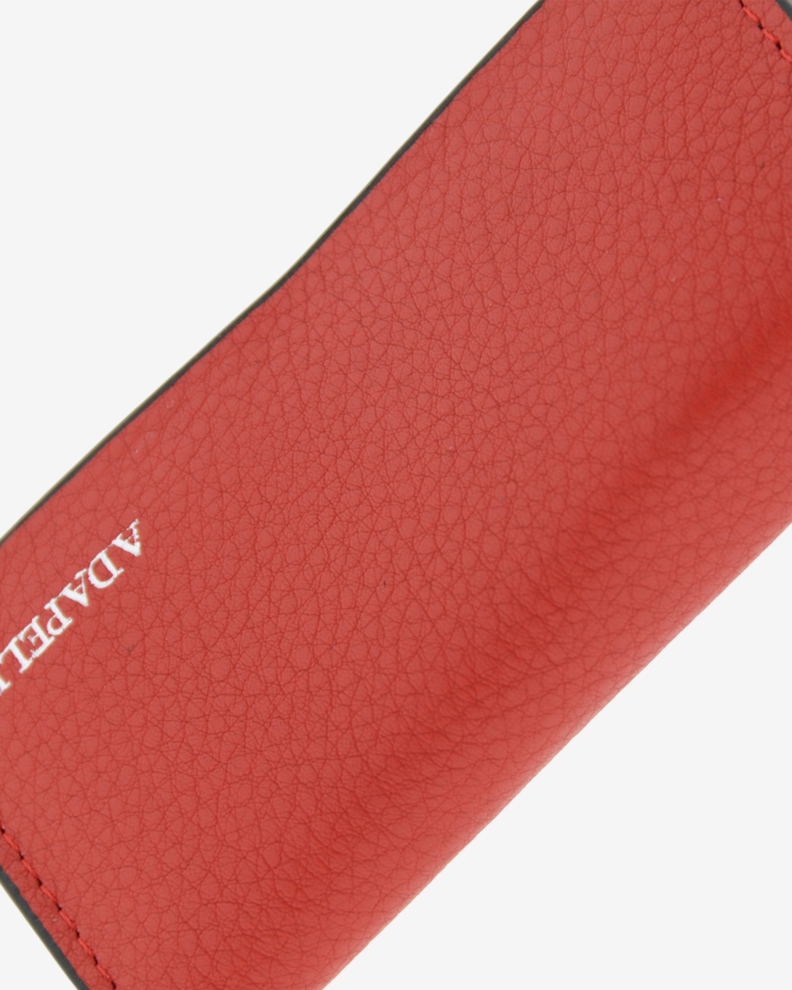 Llavero en piel auténtica de color rojo y bordes en negro, con interior de mosquetón para 6 llaves y exterior con compartimento para tarjeta, vista detalle de piel