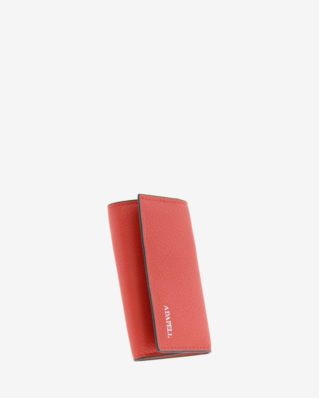 Llavero en piel auténtica de color rojo y bordes en negro, con interior de mosquetón para 6 llaves y exterior con compartimento para tarjeta, vista diagonal frontal