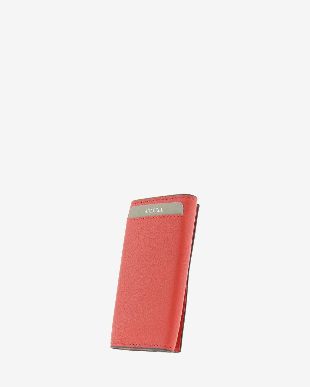 Llavero en piel auténtica de color rojo y bordes en negro, con interior de mosquetón para 6 llaves y exterior con compartimento para tarjeta, vista diagonal trasera