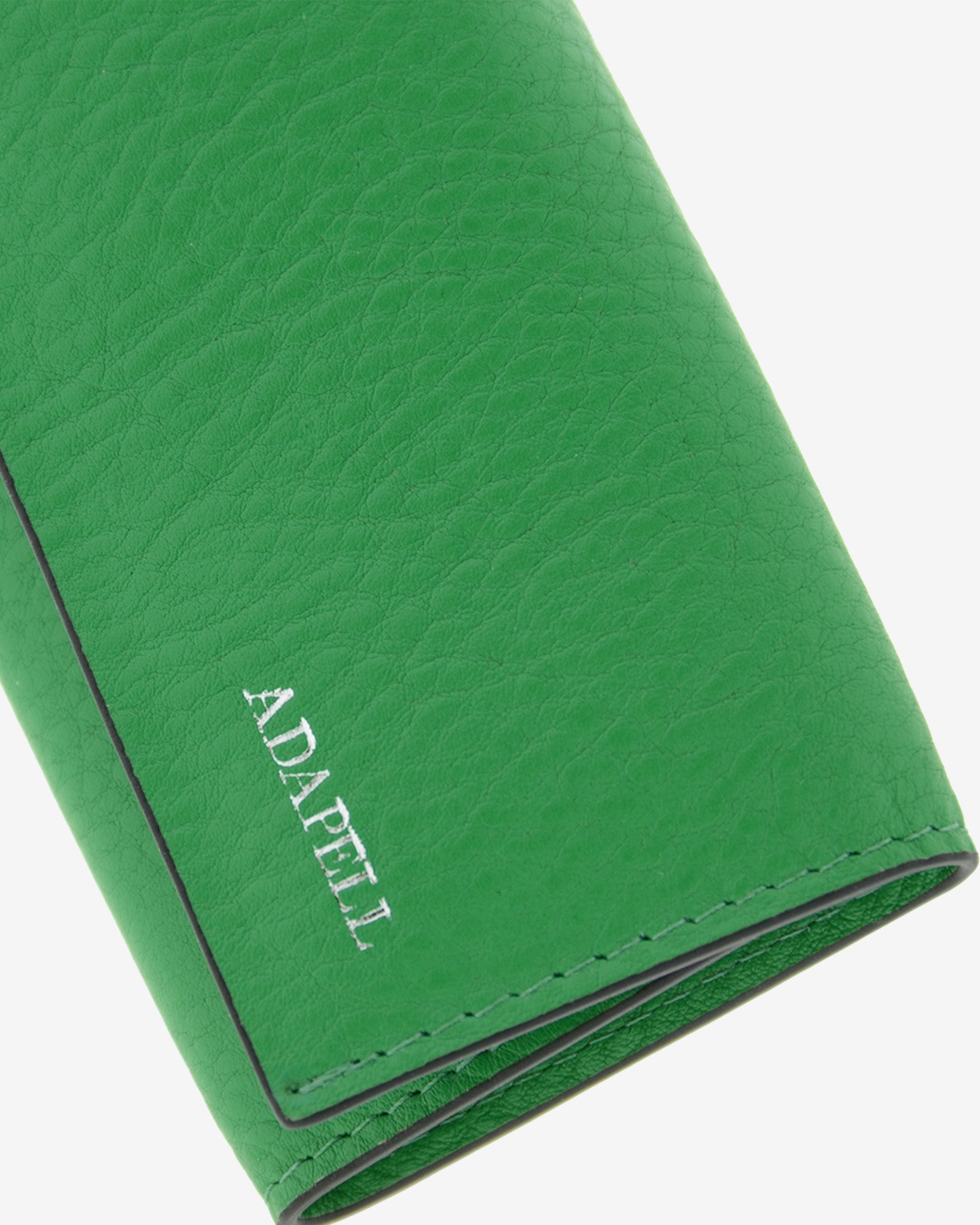 Llavero en piel auténtica de color verde, ref. 8084-5 y bordes en negro, con interior de piel, mosquetón para 6 llaves y exterior con compartimento para tarjeta, vista detalle de piel, acabados premium y logo Adapell