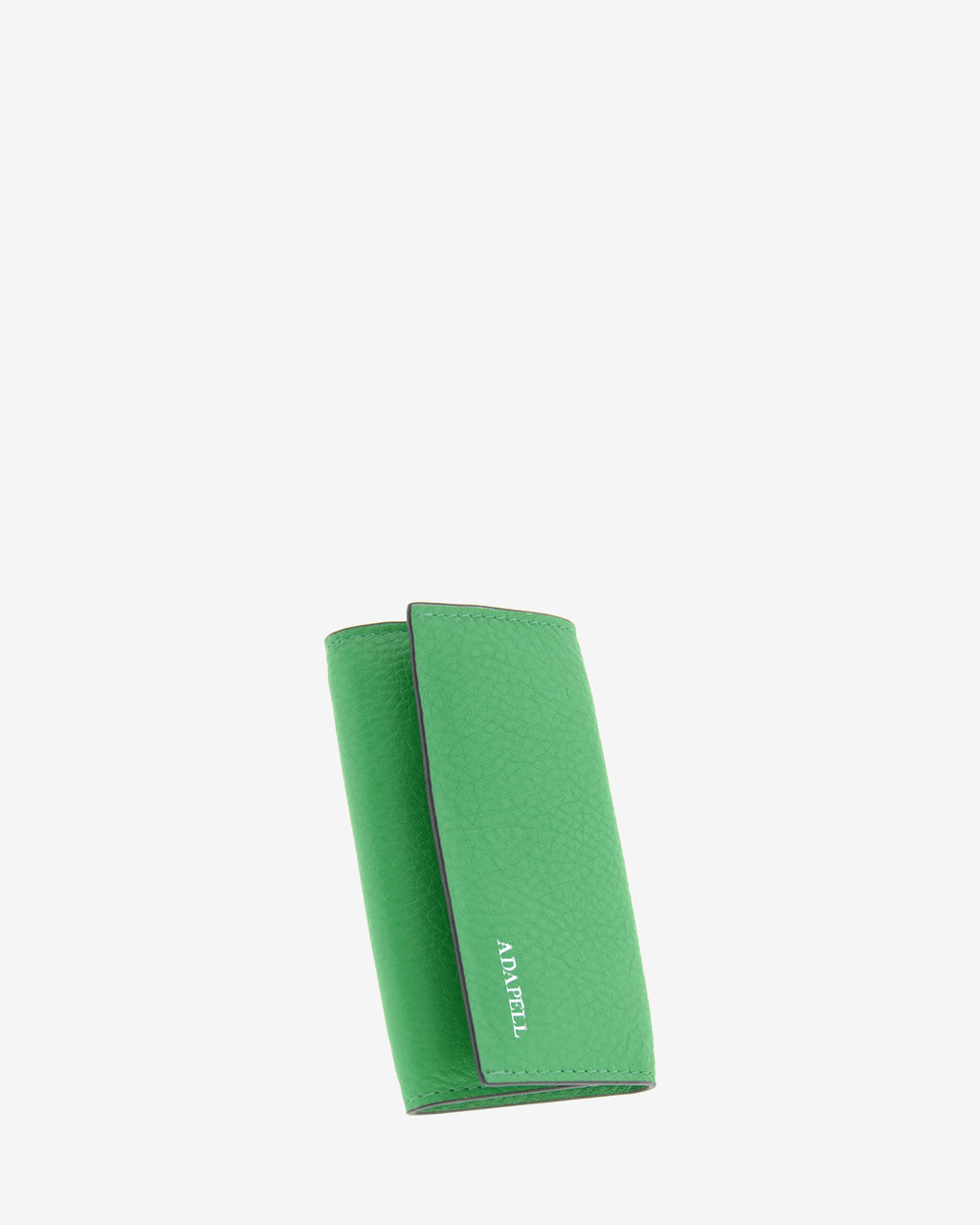 Llavero en piel auténtica de color verde, ref. 8084-5 y bordes en negro, con interior de piel, mosquetón para 6 llaves y exterior con compartimento para tarjeta, vista diagonal frontal